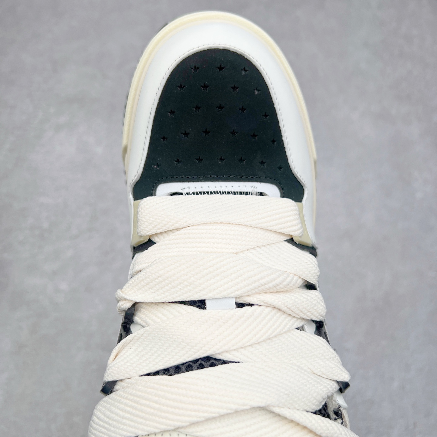 图片[4]-Lw22 Amiri 埃米尔 MA-1 情侣款面包鞋 原版购入开发 广东纯原大厂出品 做货 Amiri新一季放弃了摇滚朋克的风格 使用了大量不饱和色系 莫兰迪色调 无论是看到还是穿上 都是会让人非常身心愉悦 面包鞋的大鞋舌延续了下来 缩短了鞋身的长度 加厚了中底 鞋头部分更加圆润 Amiri的品牌字母和 MA标识出现在鞋身侧面 尺码： 38 39 40 41 42 43 44 45-选品中心