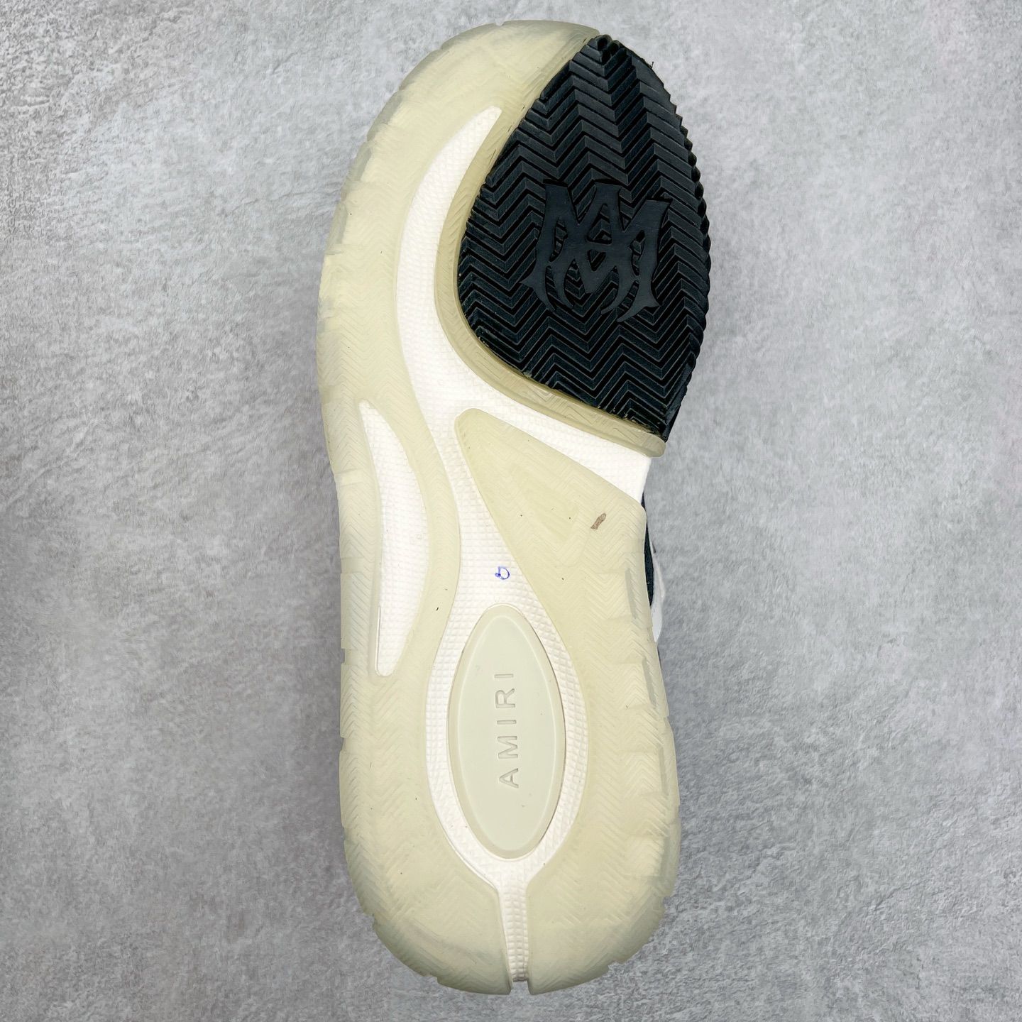 图片[9]-Lw22 Amiri 埃米尔 MA-1 情侣款面包鞋 原版购入开发 广东纯原大厂出品 做货 Amiri新一季放弃了摇滚朋克的风格 使用了大量不饱和色系 莫兰迪色调 无论是看到还是穿上 都是会让人非常身心愉悦 面包鞋的大鞋舌延续了下来 缩短了鞋身的长度 加厚了中底 鞋头部分更加圆润 Amiri的品牌字母和 MA标识出现在鞋身侧面 尺码： 38 39 40 41 42 43 44 45-选品中心