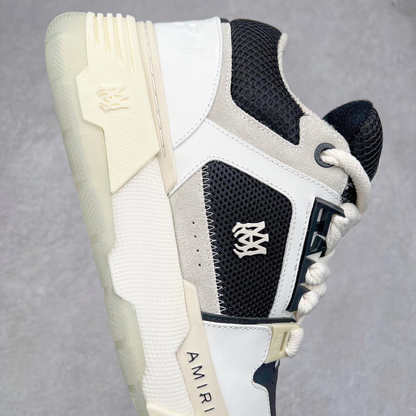 图片[6]-Lw22 Amiri 埃米尔 MA-1 情侣款面包鞋 原版购入开发 广东纯原大厂出品 做货 Amiri新一季放弃了摇滚朋克的风格 使用了大量不饱和色系 莫兰迪色调 无论是看到还是穿上 都是会让人非常身心愉悦 面包鞋的大鞋舌延续了下来 缩短了鞋身的长度 加厚了中底 鞋头部分更加圆润 Amiri的品牌字母和 MA标识出现在鞋身侧面 尺码： 38 39 40 41 42 43 44 45-选品中心