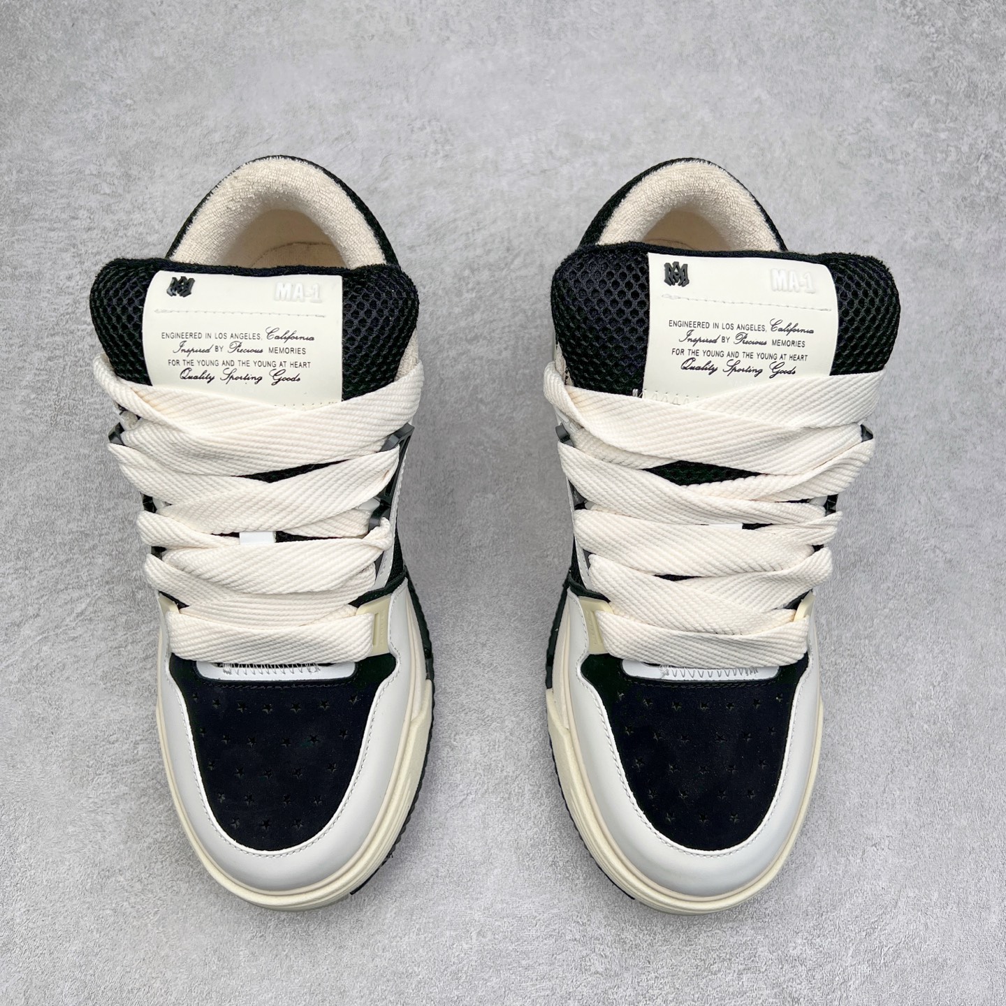 图片[2]-Lw22 Amiri 埃米尔 MA-1 情侣款面包鞋 原版购入开发 广东纯原大厂出品 做货 Amiri新一季放弃了摇滚朋克的风格 使用了大量不饱和色系 莫兰迪色调 无论是看到还是穿上 都是会让人非常身心愉悦 面包鞋的大鞋舌延续了下来 缩短了鞋身的长度 加厚了中底 鞋头部分更加圆润 Amiri的品牌字母和 MA标识出现在鞋身侧面 尺码： 38 39 40 41 42 43 44 45-选品中心