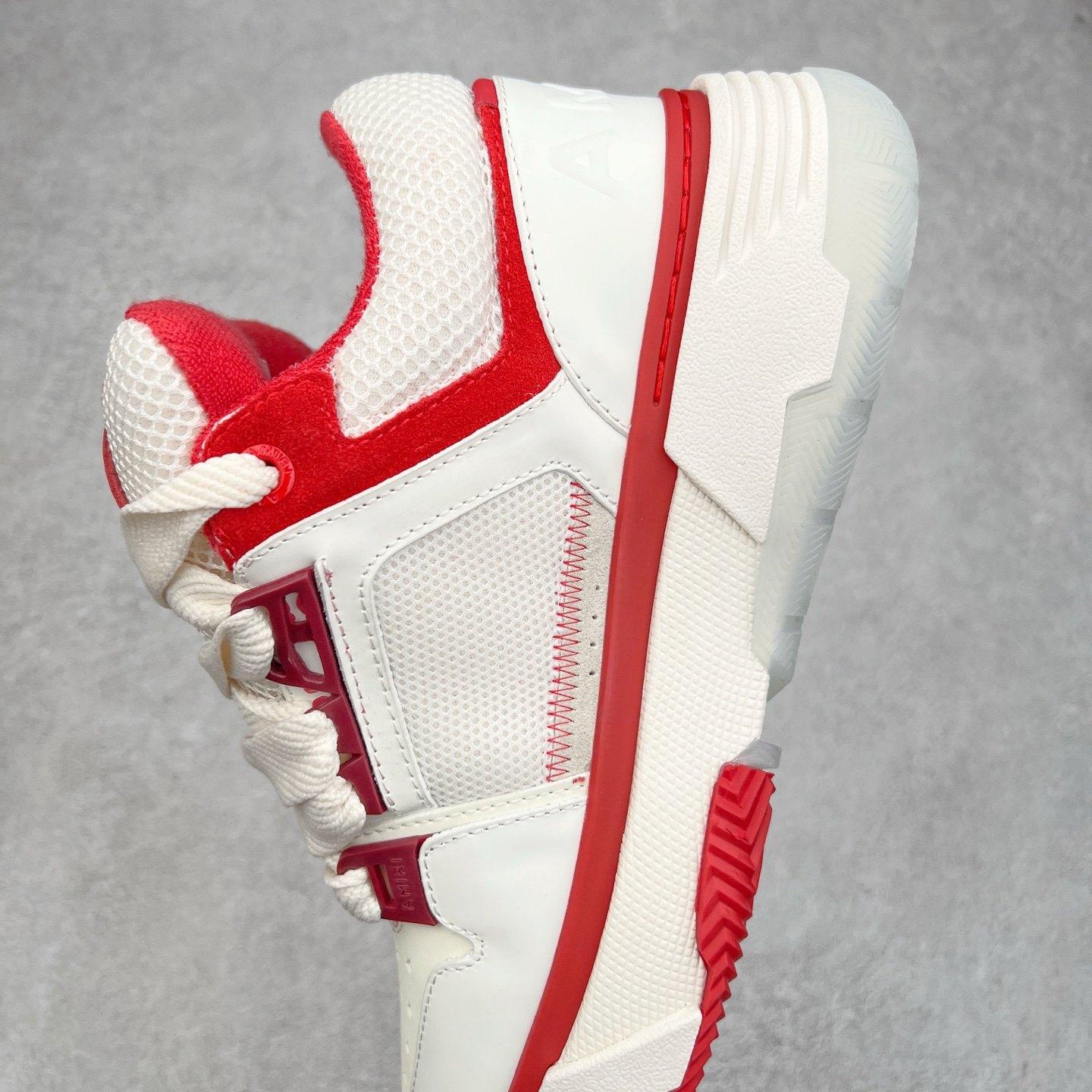 图片[7]-Lw22 Amiri 埃米尔 MA-1 情侣款面包鞋 原版购入开发 广东纯原大厂出品 做货 Amiri新一季放弃了摇滚朋克的风格 使用了大量不饱和色系 莫兰迪色调 无论是看到还是穿上 都是会让人非常身心愉悦 面包鞋的大鞋舌延续了下来 缩短了鞋身的长度 加厚了中底 鞋头部分更加圆润 Amiri的品牌字母和 MA标识出现在鞋身侧面 尺码： 38 39 40 41 42 43 44 45-选品中心