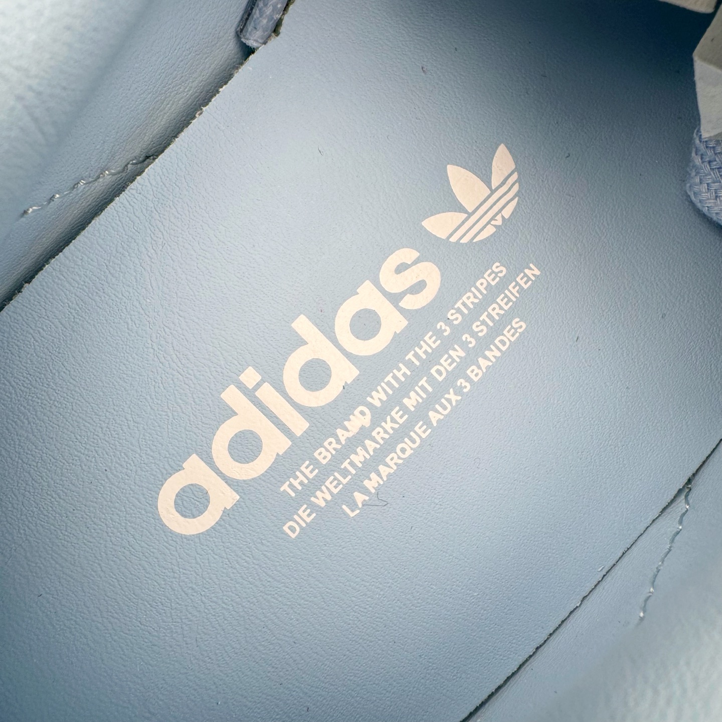 图片[12]-＃MF AD Original Gazelle Indoor Trainers 瞪羚室内鞋系列低帮复古百搭休闲运动德训风板鞋 JI2717 高端零售特供批次 原厂定制长毛翻毛皮组合环保纤维革鞋面材质 内置环保海玻璃鞋垫 外置RB橡胶大底 产品品控稳定性领先行业 原厂全套原楦原纸板冲刀磨具开发 原厂皮料加持 原厂港宝加持定型后跟R度完美 将复古进行到底 简约流畅 三十年不变经典 这款Gazelle运动鞋 无论面料、配色、质感或设计 都只在重现其1991年原款的经典 皮革鞋面 撞色三条纹和鞋跟标的设计 力求呈现90年代的经典复古风潮 Samba火热的同时 也带动了其它的复古鞋型 Gazelle便是其中一只 Gazelle Indoor拥有包边更宽的T字型鞋头 更好的保护运动员的前掌 浓浓的复古氛围感 非常适合现在流行的Cleanfit风格 尺码：35.5 36 36⅔ 37⅓ 38 38⅔ 39⅓ 40 40⅔ 41⅓ 42 42⅔ 43⅓ 44 44⅔ 45-选品中心