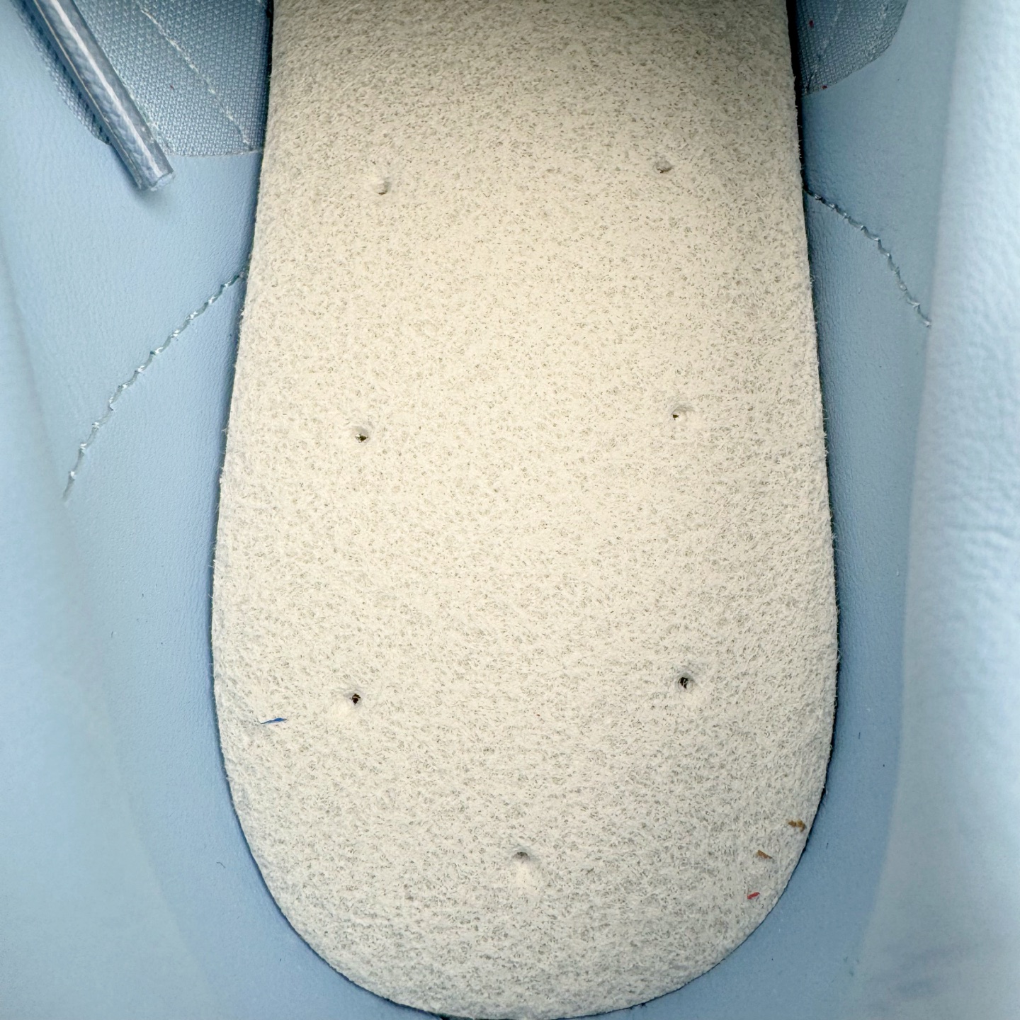 图片[11]-＃MF AD Original Gazelle Indoor Trainers 瞪羚室内鞋系列低帮复古百搭休闲运动德训风板鞋 JI2717 高端零售特供批次 原厂定制长毛翻毛皮组合环保纤维革鞋面材质 内置环保海玻璃鞋垫 外置RB橡胶大底 产品品控稳定性领先行业 原厂全套原楦原纸板冲刀磨具开发 原厂皮料加持 原厂港宝加持定型后跟R度完美 将复古进行到底 简约流畅 三十年不变经典 这款Gazelle运动鞋 无论面料、配色、质感或设计 都只在重现其1991年原款的经典 皮革鞋面 撞色三条纹和鞋跟标的设计 力求呈现90年代的经典复古风潮 Samba火热的同时 也带动了其它的复古鞋型 Gazelle便是其中一只 Gazelle Indoor拥有包边更宽的T字型鞋头 更好的保护运动员的前掌 浓浓的复古氛围感 非常适合现在流行的Cleanfit风格 尺码：35.5 36 36⅔ 37⅓ 38 38⅔ 39⅓ 40 40⅔ 41⅓ 42 42⅔ 43⅓ 44 44⅔ 45-选品中心