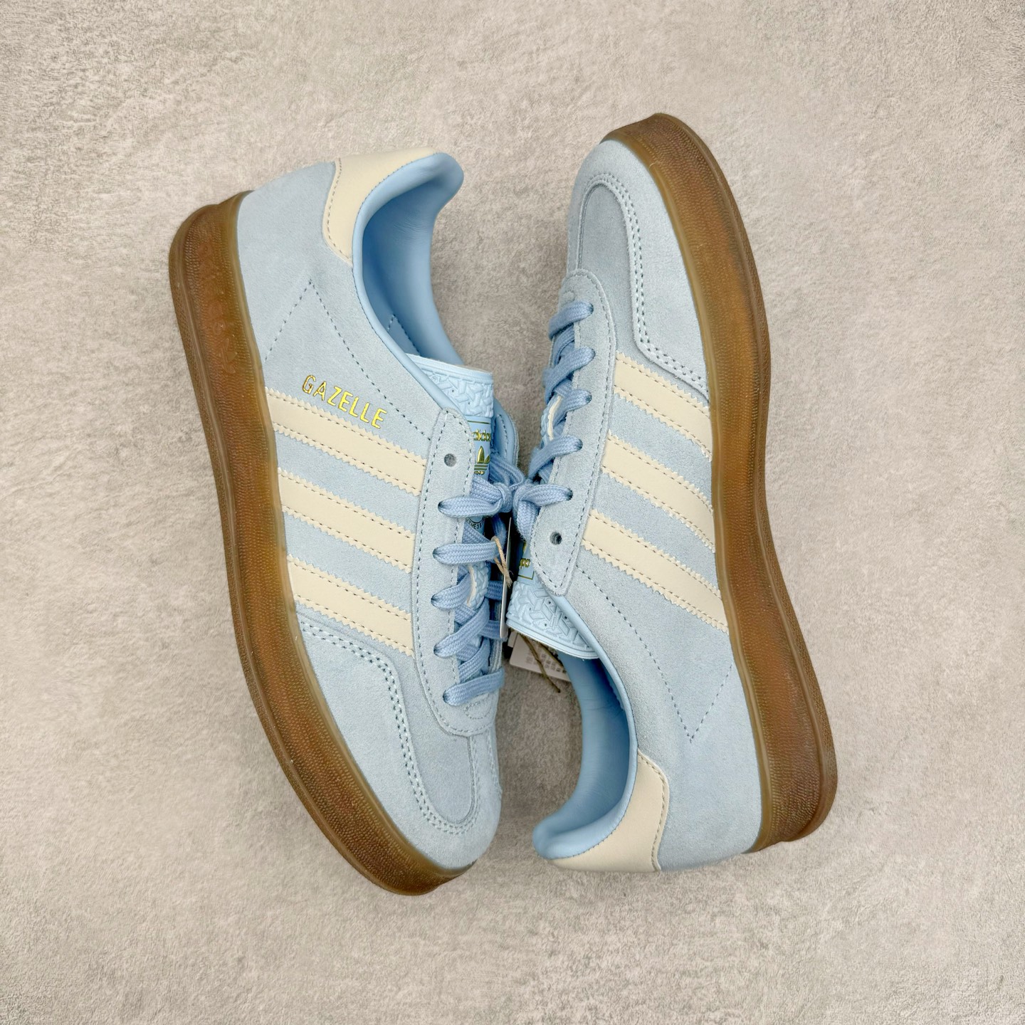 图片[3]-＃MF AD Original Gazelle Indoor Trainers 瞪羚室内鞋系列低帮复古百搭休闲运动德训风板鞋 JI2717 高端零售特供批次 原厂定制长毛翻毛皮组合环保纤维革鞋面材质 内置环保海玻璃鞋垫 外置RB橡胶大底 产品品控稳定性领先行业 原厂全套原楦原纸板冲刀磨具开发 原厂皮料加持 原厂港宝加持定型后跟R度完美 将复古进行到底 简约流畅 三十年不变经典 这款Gazelle运动鞋 无论面料、配色、质感或设计 都只在重现其1991年原款的经典 皮革鞋面 撞色三条纹和鞋跟标的设计 力求呈现90年代的经典复古风潮 Samba火热的同时 也带动了其它的复古鞋型 Gazelle便是其中一只 Gazelle Indoor拥有包边更宽的T字型鞋头 更好的保护运动员的前掌 浓浓的复古氛围感 非常适合现在流行的Cleanfit风格 尺码：35.5 36 36⅔ 37⅓ 38 38⅔ 39⅓ 40 40⅔ 41⅓ 42 42⅔ 43⅓ 44 44⅔ 45-选品中心