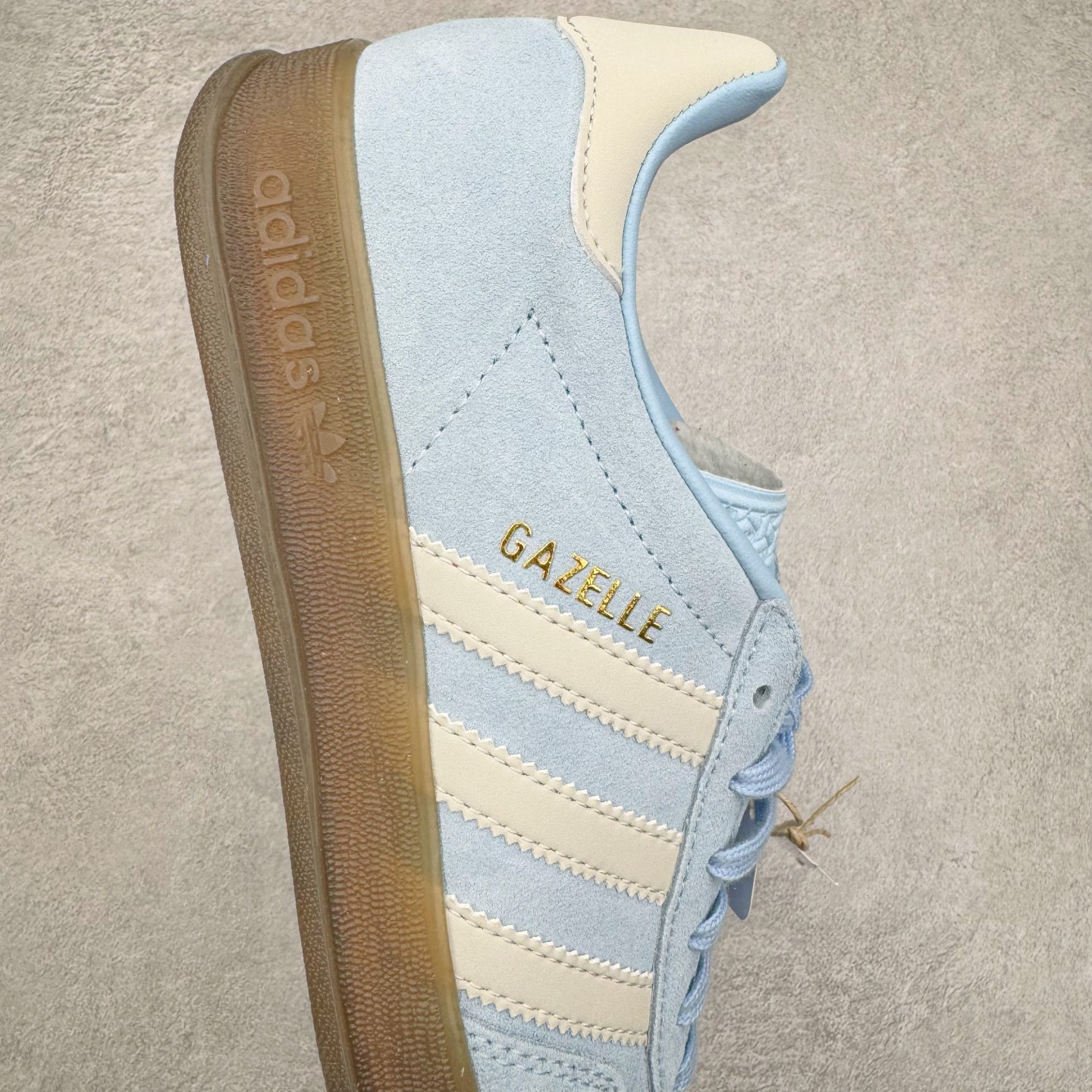 图片[6]-＃MF AD Original Gazelle Indoor Trainers 瞪羚室内鞋系列低帮复古百搭休闲运动德训风板鞋 JI2717 高端零售特供批次 原厂定制长毛翻毛皮组合环保纤维革鞋面材质 内置环保海玻璃鞋垫 外置RB橡胶大底 产品品控稳定性领先行业 原厂全套原楦原纸板冲刀磨具开发 原厂皮料加持 原厂港宝加持定型后跟R度完美 将复古进行到底 简约流畅 三十年不变经典 这款Gazelle运动鞋 无论面料、配色、质感或设计 都只在重现其1991年原款的经典 皮革鞋面 撞色三条纹和鞋跟标的设计 力求呈现90年代的经典复古风潮 Samba火热的同时 也带动了其它的复古鞋型 Gazelle便是其中一只 Gazelle Indoor拥有包边更宽的T字型鞋头 更好的保护运动员的前掌 浓浓的复古氛围感 非常适合现在流行的Cleanfit风格 尺码：35.5 36 36⅔ 37⅓ 38 38⅔ 39⅓ 40 40⅔ 41⅓ 42 42⅔ 43⅓ 44 44⅔ 45-选品中心