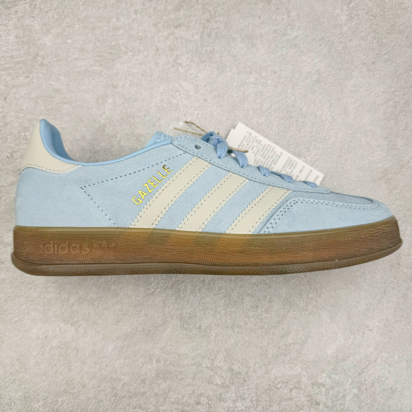 ＃MF AD Original Gazelle Indoor Trainers 瞪羚室内鞋系列低帮复古百搭休闲运动德训风板鞋 JI2717 高端零售特供批次 原厂定制长毛翻毛皮组合环保纤维革鞋面材质 内置环保海玻璃鞋垫 外置RB橡胶大底 产品品控稳定性领先行业 原厂全套原楦原纸板冲刀磨具开发 原厂皮料加持 原厂港宝加持定型后跟R度完美 将复古进行到底 简约流畅 三十年不变经典 这款Gazelle运动鞋 无论面料、配色、质感或设计 都只在重现其1991年原款的经典 皮革鞋面 撞色三条纹和鞋跟标的设计 力求呈现90年代的经典复古风潮 Samba火热的同时 也带动了其它的复古鞋型 Gazelle便是其中一只 Gazelle Indoor拥有包边更宽的T字型鞋头 更好的保护运动员的前掌 浓浓的复古氛围感 非常适合现在流行的Cleanfit风格 尺码：35.5 36 36⅔ 37⅓ 38 38⅔ 39⅓ 40 40⅔ 41⅓ 42 42⅔ 43⅓ 44 44⅔ 45-选品中心