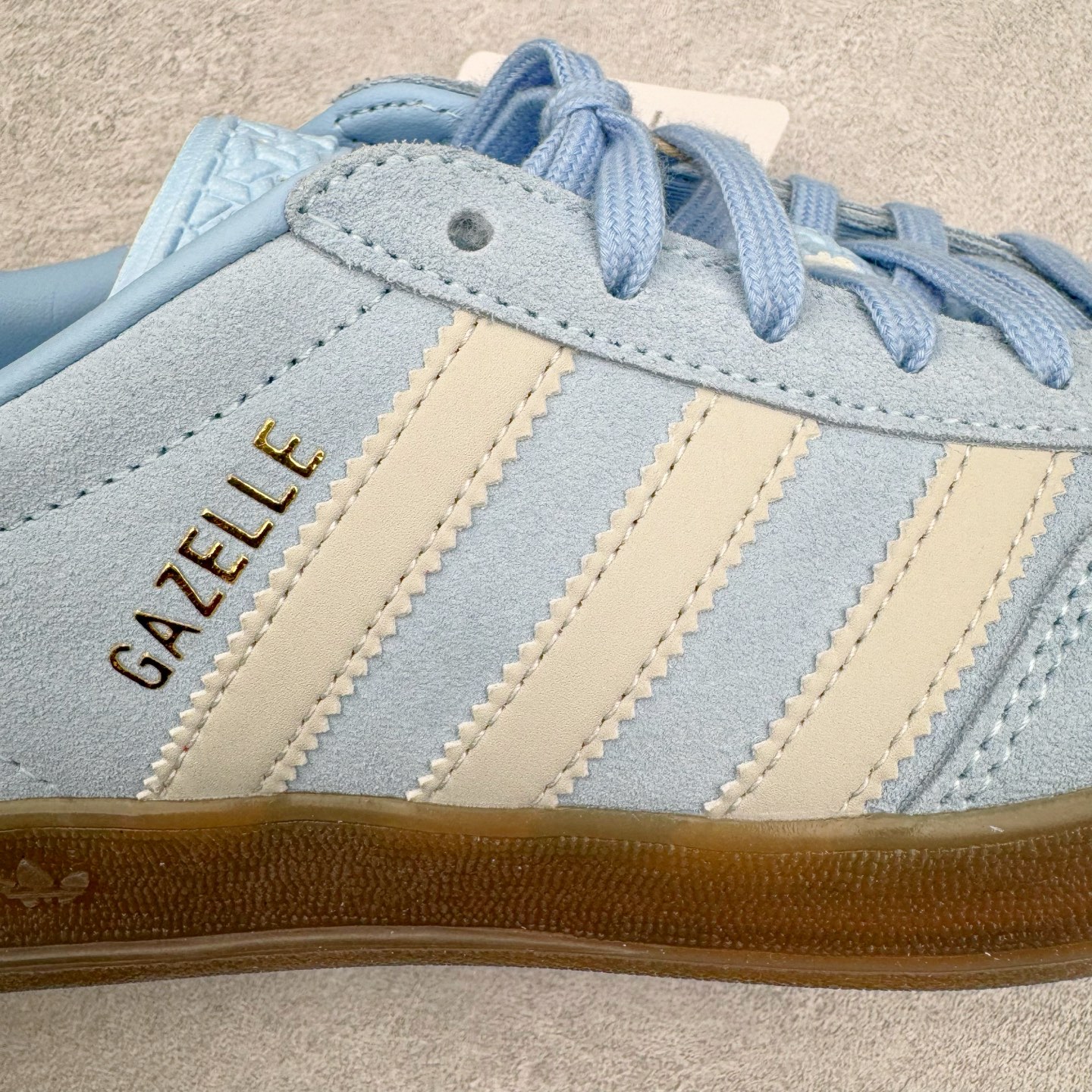 图片[17]-＃MF AD Original Gazelle Indoor Trainers 瞪羚室内鞋系列低帮复古百搭休闲运动德训风板鞋 JI2717 高端零售特供批次 原厂定制长毛翻毛皮组合环保纤维革鞋面材质 内置环保海玻璃鞋垫 外置RB橡胶大底 产品品控稳定性领先行业 原厂全套原楦原纸板冲刀磨具开发 原厂皮料加持 原厂港宝加持定型后跟R度完美 将复古进行到底 简约流畅 三十年不变经典 这款Gazelle运动鞋 无论面料、配色、质感或设计 都只在重现其1991年原款的经典 皮革鞋面 撞色三条纹和鞋跟标的设计 力求呈现90年代的经典复古风潮 Samba火热的同时 也带动了其它的复古鞋型 Gazelle便是其中一只 Gazelle Indoor拥有包边更宽的T字型鞋头 更好的保护运动员的前掌 浓浓的复古氛围感 非常适合现在流行的Cleanfit风格 尺码：35.5 36 36⅔ 37⅓ 38 38⅔ 39⅓ 40 40⅔ 41⅓ 42 42⅔ 43⅓ 44 44⅔ 45-选品中心