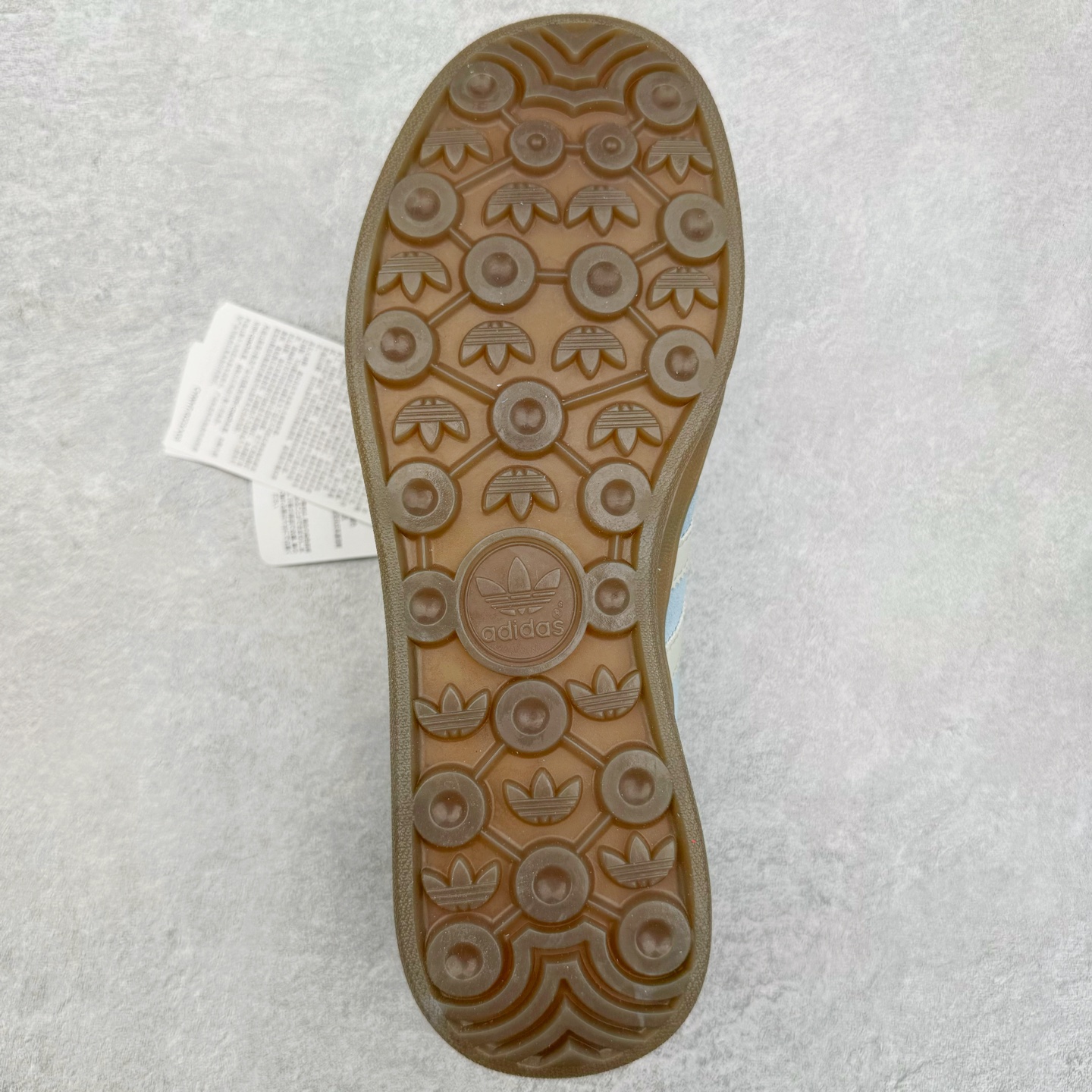 图片[9]-＃MF AD Original Gazelle Indoor Trainers 瞪羚室内鞋系列低帮复古百搭休闲运动德训风板鞋 JI2717 高端零售特供批次 原厂定制长毛翻毛皮组合环保纤维革鞋面材质 内置环保海玻璃鞋垫 外置RB橡胶大底 产品品控稳定性领先行业 原厂全套原楦原纸板冲刀磨具开发 原厂皮料加持 原厂港宝加持定型后跟R度完美 将复古进行到底 简约流畅 三十年不变经典 这款Gazelle运动鞋 无论面料、配色、质感或设计 都只在重现其1991年原款的经典 皮革鞋面 撞色三条纹和鞋跟标的设计 力求呈现90年代的经典复古风潮 Samba火热的同时 也带动了其它的复古鞋型 Gazelle便是其中一只 Gazelle Indoor拥有包边更宽的T字型鞋头 更好的保护运动员的前掌 浓浓的复古氛围感 非常适合现在流行的Cleanfit风格 尺码：35.5 36 36⅔ 37⅓ 38 38⅔ 39⅓ 40 40⅔ 41⅓ 42 42⅔ 43⅓ 44 44⅔ 45-选品中心