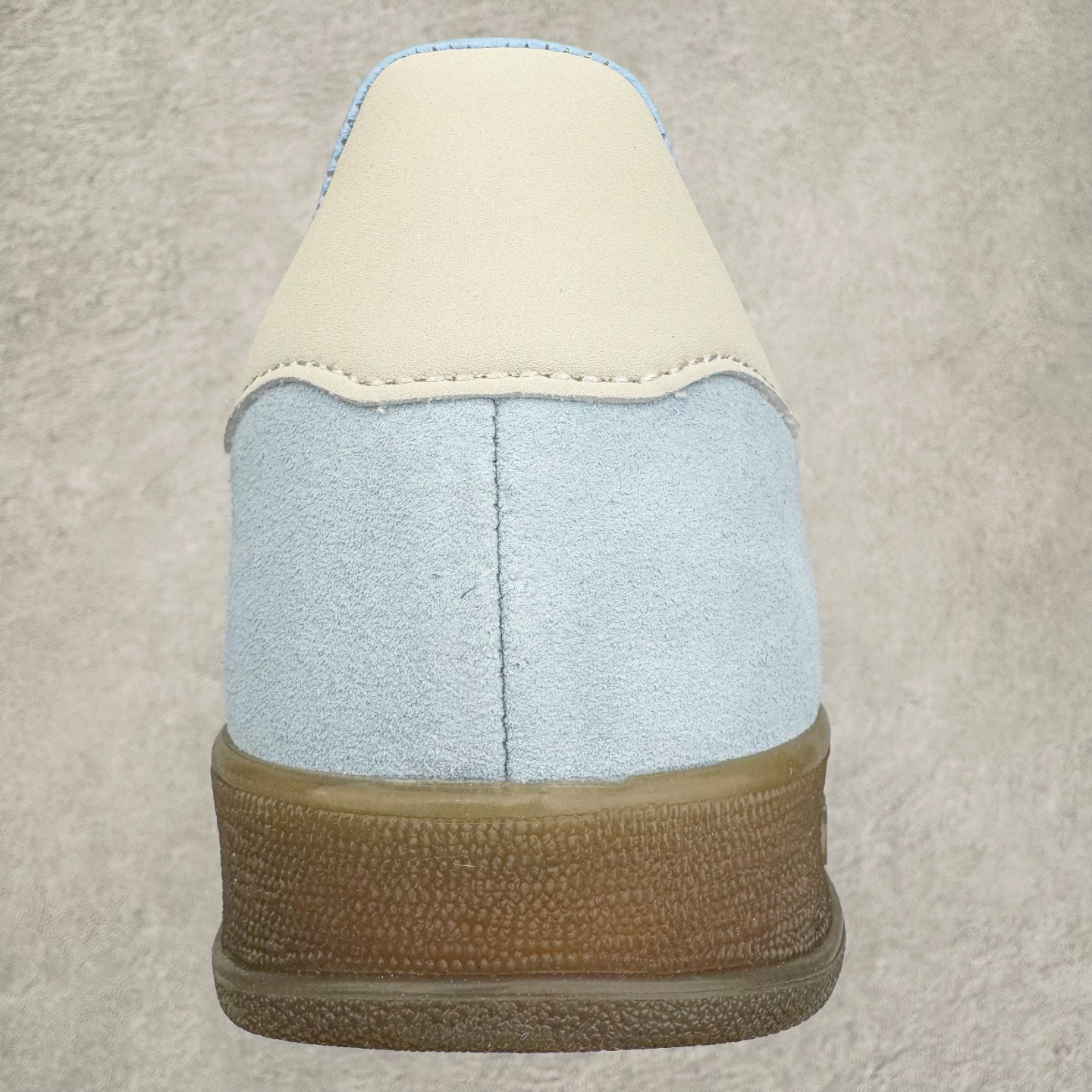 图片[8]-＃MF AD Original Gazelle Indoor Trainers 瞪羚室内鞋系列低帮复古百搭休闲运动德训风板鞋 JI2717 高端零售特供批次 原厂定制长毛翻毛皮组合环保纤维革鞋面材质 内置环保海玻璃鞋垫 外置RB橡胶大底 产品品控稳定性领先行业 原厂全套原楦原纸板冲刀磨具开发 原厂皮料加持 原厂港宝加持定型后跟R度完美 将复古进行到底 简约流畅 三十年不变经典 这款Gazelle运动鞋 无论面料、配色、质感或设计 都只在重现其1991年原款的经典 皮革鞋面 撞色三条纹和鞋跟标的设计 力求呈现90年代的经典复古风潮 Samba火热的同时 也带动了其它的复古鞋型 Gazelle便是其中一只 Gazelle Indoor拥有包边更宽的T字型鞋头 更好的保护运动员的前掌 浓浓的复古氛围感 非常适合现在流行的Cleanfit风格 尺码：35.5 36 36⅔ 37⅓ 38 38⅔ 39⅓ 40 40⅔ 41⅓ 42 42⅔ 43⅓ 44 44⅔ 45-选品中心