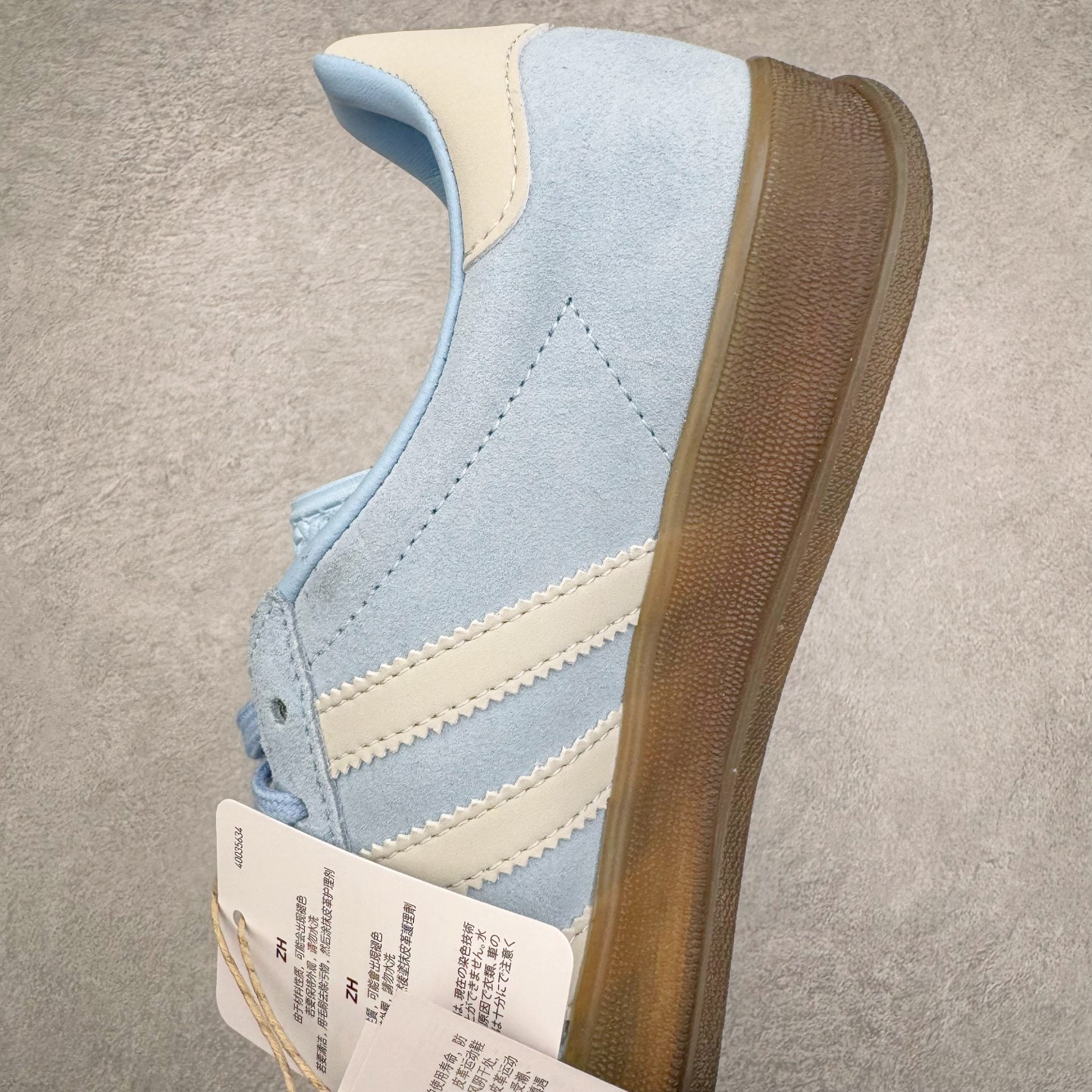 图片[7]-＃MF AD Original Gazelle Indoor Trainers 瞪羚室内鞋系列低帮复古百搭休闲运动德训风板鞋 JI2717 高端零售特供批次 原厂定制长毛翻毛皮组合环保纤维革鞋面材质 内置环保海玻璃鞋垫 外置RB橡胶大底 产品品控稳定性领先行业 原厂全套原楦原纸板冲刀磨具开发 原厂皮料加持 原厂港宝加持定型后跟R度完美 将复古进行到底 简约流畅 三十年不变经典 这款Gazelle运动鞋 无论面料、配色、质感或设计 都只在重现其1991年原款的经典 皮革鞋面 撞色三条纹和鞋跟标的设计 力求呈现90年代的经典复古风潮 Samba火热的同时 也带动了其它的复古鞋型 Gazelle便是其中一只 Gazelle Indoor拥有包边更宽的T字型鞋头 更好的保护运动员的前掌 浓浓的复古氛围感 非常适合现在流行的Cleanfit风格 尺码：35.5 36 36⅔ 37⅓ 38 38⅔ 39⅓ 40 40⅔ 41⅓ 42 42⅔ 43⅓ 44 44⅔ 45-选品中心