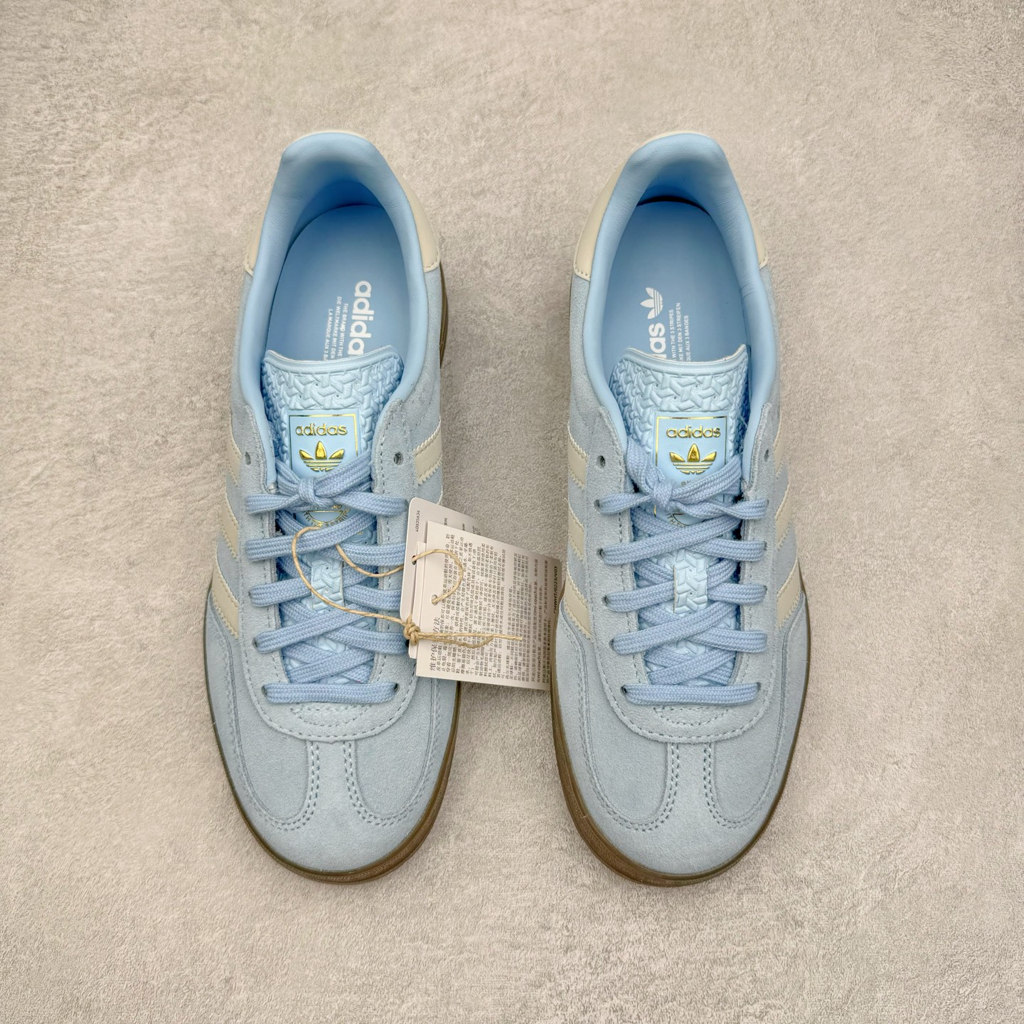 图片[2]-＃MF AD Original Gazelle Indoor Trainers 瞪羚室内鞋系列低帮复古百搭休闲运动德训风板鞋 JI2717 高端零售特供批次 原厂定制长毛翻毛皮组合环保纤维革鞋面材质 内置环保海玻璃鞋垫 外置RB橡胶大底 产品品控稳定性领先行业 原厂全套原楦原纸板冲刀磨具开发 原厂皮料加持 原厂港宝加持定型后跟R度完美 将复古进行到底 简约流畅 三十年不变经典 这款Gazelle运动鞋 无论面料、配色、质感或设计 都只在重现其1991年原款的经典 皮革鞋面 撞色三条纹和鞋跟标的设计 力求呈现90年代的经典复古风潮 Samba火热的同时 也带动了其它的复古鞋型 Gazelle便是其中一只 Gazelle Indoor拥有包边更宽的T字型鞋头 更好的保护运动员的前掌 浓浓的复古氛围感 非常适合现在流行的Cleanfit风格 尺码：35.5 36 36⅔ 37⅓ 38 38⅔ 39⅓ 40 40⅔ 41⅓ 42 42⅔ 43⅓ 44 44⅔ 45-选品中心