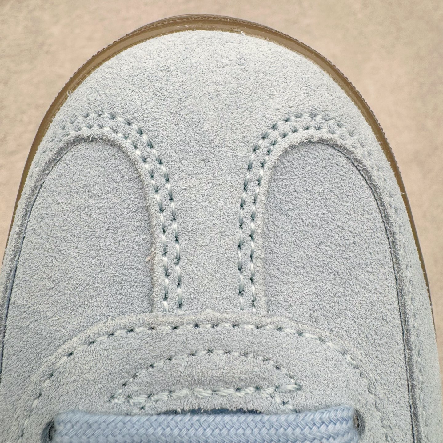 图片[15]-＃MF AD Original Gazelle Indoor Trainers 瞪羚室内鞋系列低帮复古百搭休闲运动德训风板鞋 JI2717 高端零售特供批次 原厂定制长毛翻毛皮组合环保纤维革鞋面材质 内置环保海玻璃鞋垫 外置RB橡胶大底 产品品控稳定性领先行业 原厂全套原楦原纸板冲刀磨具开发 原厂皮料加持 原厂港宝加持定型后跟R度完美 将复古进行到底 简约流畅 三十年不变经典 这款Gazelle运动鞋 无论面料、配色、质感或设计 都只在重现其1991年原款的经典 皮革鞋面 撞色三条纹和鞋跟标的设计 力求呈现90年代的经典复古风潮 Samba火热的同时 也带动了其它的复古鞋型 Gazelle便是其中一只 Gazelle Indoor拥有包边更宽的T字型鞋头 更好的保护运动员的前掌 浓浓的复古氛围感 非常适合现在流行的Cleanfit风格 尺码：35.5 36 36⅔ 37⅓ 38 38⅔ 39⅓ 40 40⅔ 41⅓ 42 42⅔ 43⅓ 44 44⅔ 45-选品中心