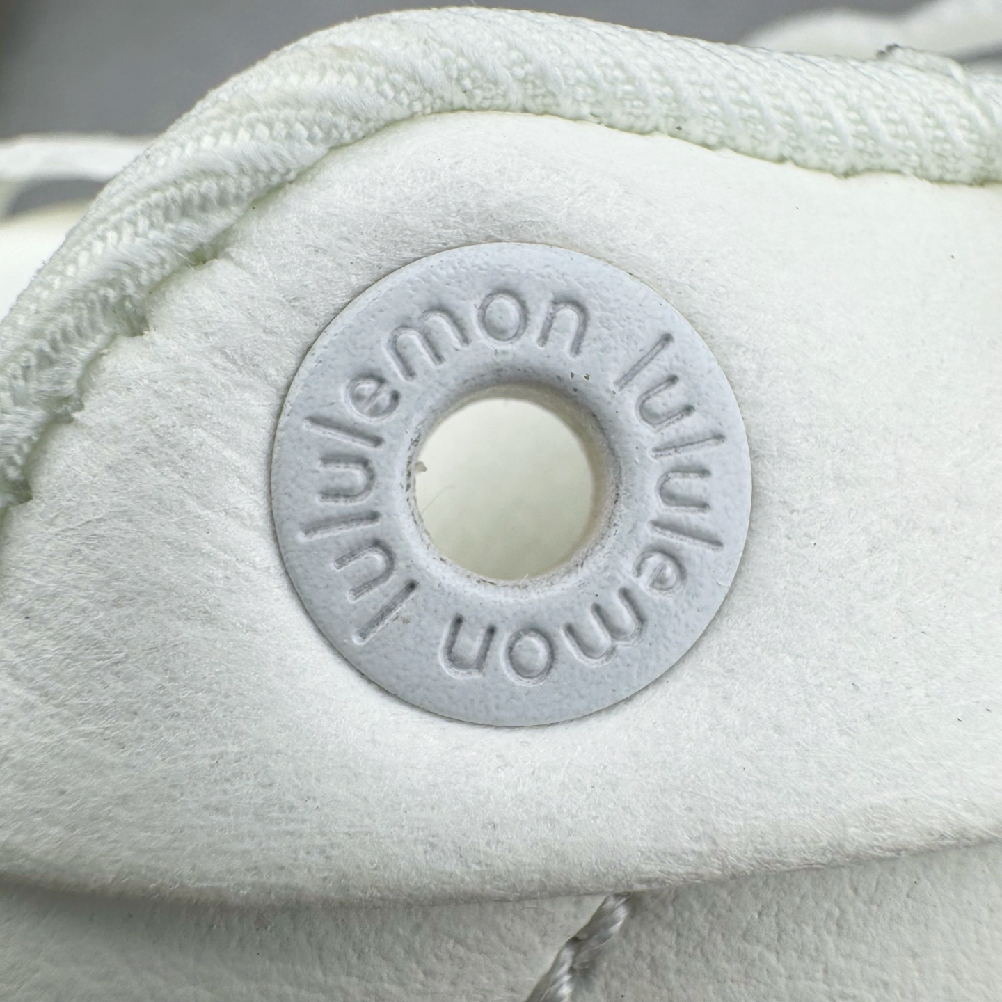 图片[10]-＃GD广顶 lululemon Cityverse 露露乐檬极简主义减震耐磨低帮生活休闲鞋 Cityverse将运动性能融入经典休闲鞋中，中底提供出色缓震，并贴合足部曲线，带来全天候的舒适感。鞋面采用两种材质拼接，且前半部分采用热熔压胶处理，无任何缝线，保留了鞋身整体性。模制泡沫的鞋垫带来上乘的脚感，在平日休闲穿着时不会磨脚，也能提供轻质软弹的效果。25年来，lululemon一直秉持“感受为先”的设计理念，并相信更好的感受带来更好的表现。此次男鞋的设计亦是如此。投入多年研究，针对男性在不同运动场景中的脚步形态设计了不同鞋履款式。同时，还进行了生物力学与形态学研究，为“他”带来更好的贴合度和感受。尺码：36 36.5 37.5 38 38.5 39 40 40.5 41 42 42.5 43 44 44.5 45-选品中心