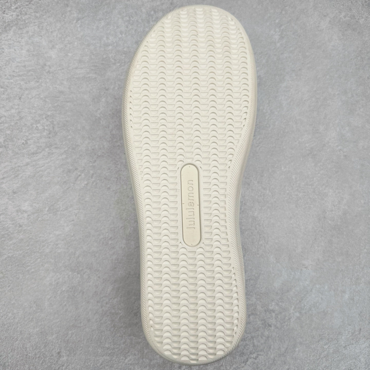 图片[9]-＃GD广顶 lululemon Cityverse 露露乐檬极简主义减震耐磨低帮生活休闲鞋 Cityverse将运动性能融入经典休闲鞋中，中底提供出色缓震，并贴合足部曲线，带来全天候的舒适感。鞋面采用两种材质拼接，且前半部分采用热熔压胶处理，无任何缝线，保留了鞋身整体性。模制泡沫的鞋垫带来上乘的脚感，在平日休闲穿着时不会磨脚，也能提供轻质软弹的效果。25年来，lululemon一直秉持“感受为先”的设计理念，并相信更好的感受带来更好的表现。此次男鞋的设计亦是如此。投入多年研究，针对男性在不同运动场景中的脚步形态设计了不同鞋履款式。同时，还进行了生物力学与形态学研究，为“他”带来更好的贴合度和感受。尺码：36 36.5 37.5 38 38.5 39 40 40.5 41 42 42.5 43 44 44.5 45-选品中心