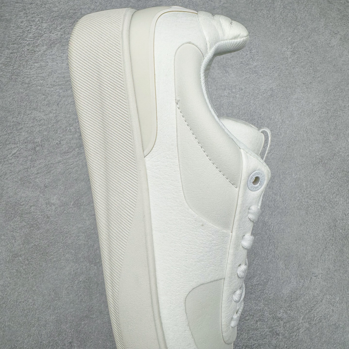 图片[6]-＃GD广顶 lululemon Cityverse 露露乐檬极简主义减震耐磨低帮生活休闲鞋 Cityverse将运动性能融入经典休闲鞋中，中底提供出色缓震，并贴合足部曲线，带来全天候的舒适感。鞋面采用两种材质拼接，且前半部分采用热熔压胶处理，无任何缝线，保留了鞋身整体性。模制泡沫的鞋垫带来上乘的脚感，在平日休闲穿着时不会磨脚，也能提供轻质软弹的效果。25年来，lululemon一直秉持“感受为先”的设计理念，并相信更好的感受带来更好的表现。此次男鞋的设计亦是如此。投入多年研究，针对男性在不同运动场景中的脚步形态设计了不同鞋履款式。同时，还进行了生物力学与形态学研究，为“他”带来更好的贴合度和感受。尺码：36 36.5 37.5 38 38.5 39 40 40.5 41 42 42.5 43 44 44.5 45-选品中心