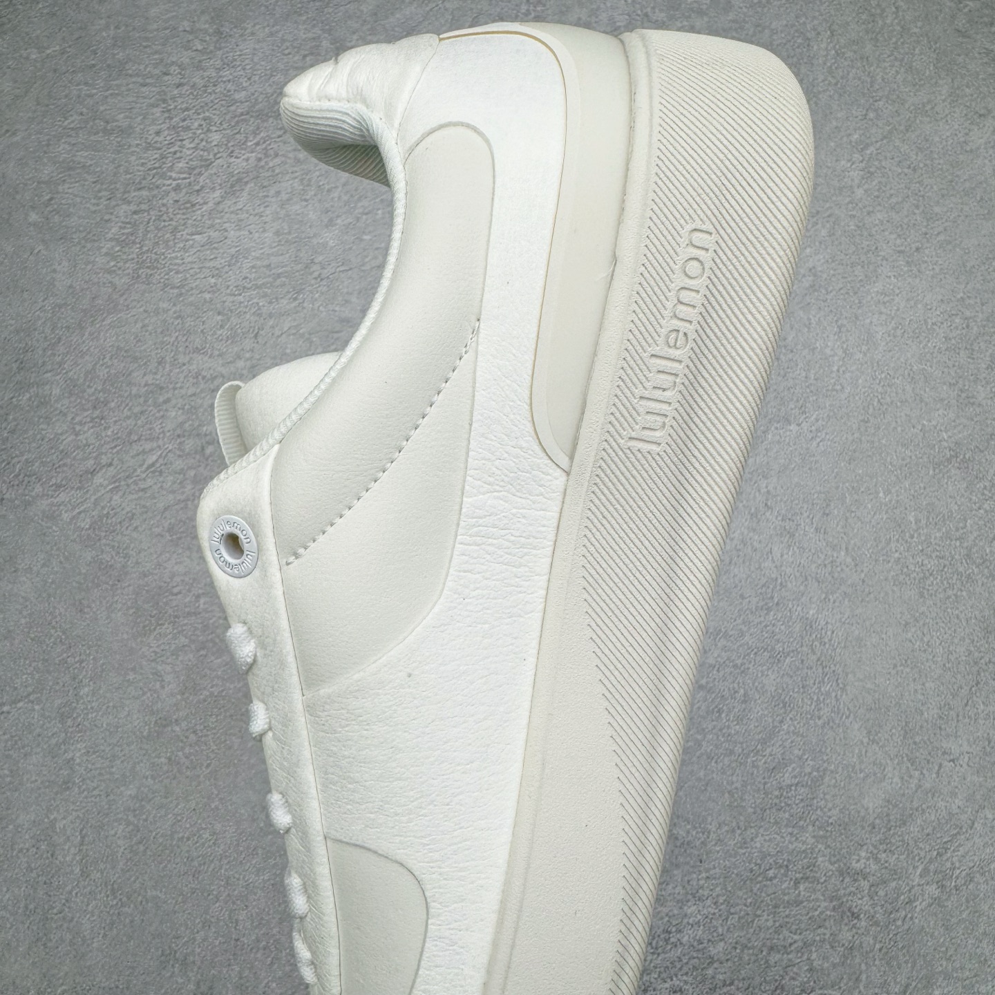 图片[7]-＃GD广顶 lululemon Cityverse 露露乐檬极简主义减震耐磨低帮生活休闲鞋 Cityverse将运动性能融入经典休闲鞋中，中底提供出色缓震，并贴合足部曲线，带来全天候的舒适感。鞋面采用两种材质拼接，且前半部分采用热熔压胶处理，无任何缝线，保留了鞋身整体性。模制泡沫的鞋垫带来上乘的脚感，在平日休闲穿着时不会磨脚，也能提供轻质软弹的效果。25年来，lululemon一直秉持“感受为先”的设计理念，并相信更好的感受带来更好的表现。此次男鞋的设计亦是如此。投入多年研究，针对男性在不同运动场景中的脚步形态设计了不同鞋履款式。同时，还进行了生物力学与形态学研究，为“他”带来更好的贴合度和感受。尺码：36 36.5 37.5 38 38.5 39 40 40.5 41 42 42.5 43 44 44.5 45-选品中心