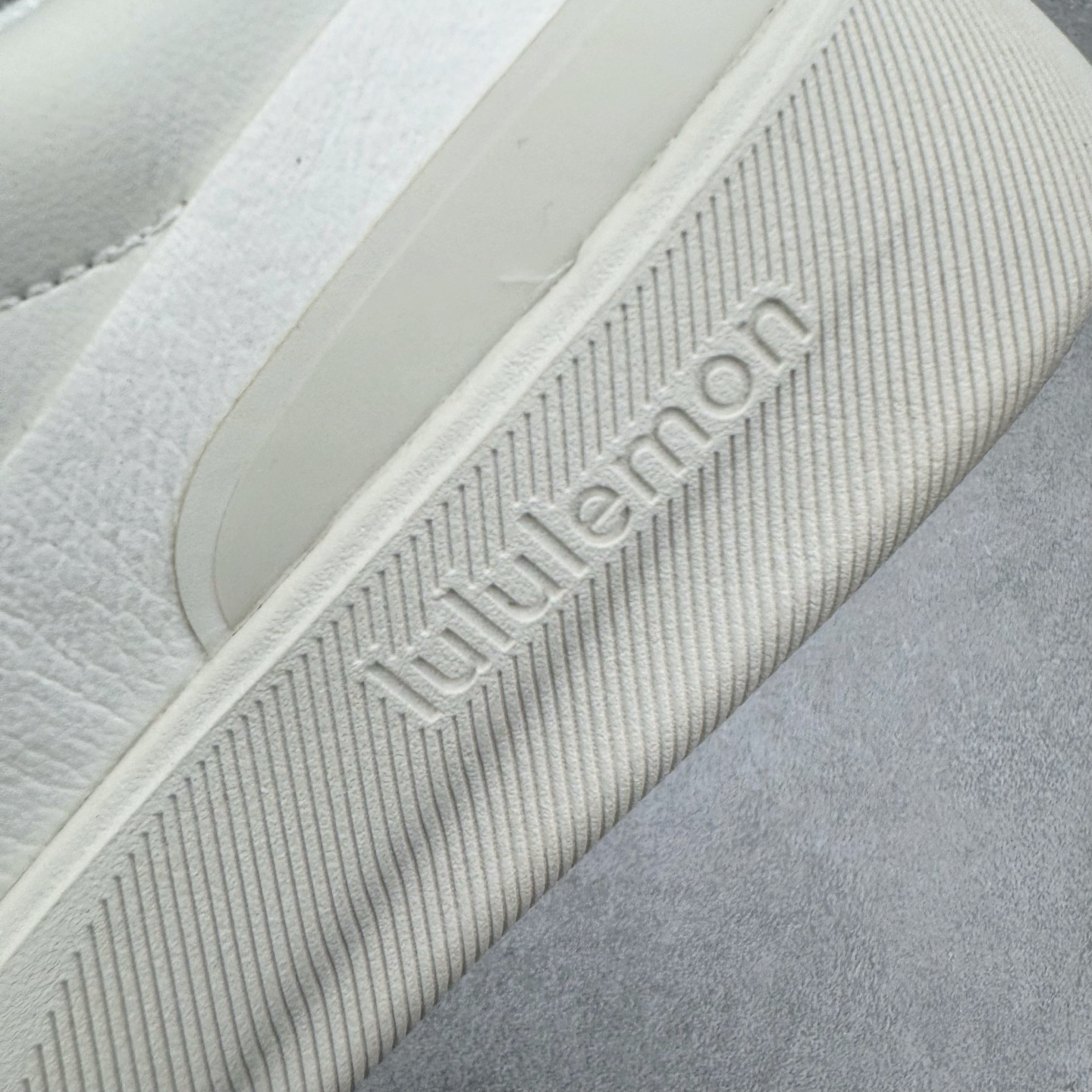 图片[13]-＃GD广顶 lululemon Cityverse 露露乐檬极简主义减震耐磨低帮生活休闲鞋 Cityverse将运动性能融入经典休闲鞋中，中底提供出色缓震，并贴合足部曲线，带来全天候的舒适感。鞋面采用两种材质拼接，且前半部分采用热熔压胶处理，无任何缝线，保留了鞋身整体性。模制泡沫的鞋垫带来上乘的脚感，在平日休闲穿着时不会磨脚，也能提供轻质软弹的效果。25年来，lululemon一直秉持“感受为先”的设计理念，并相信更好的感受带来更好的表现。此次男鞋的设计亦是如此。投入多年研究，针对男性在不同运动场景中的脚步形态设计了不同鞋履款式。同时，还进行了生物力学与形态学研究，为“他”带来更好的贴合度和感受。尺码：36 36.5 37.5 38 38.5 39 40 40.5 41 42 42.5 43 44 44.5 45-选品中心