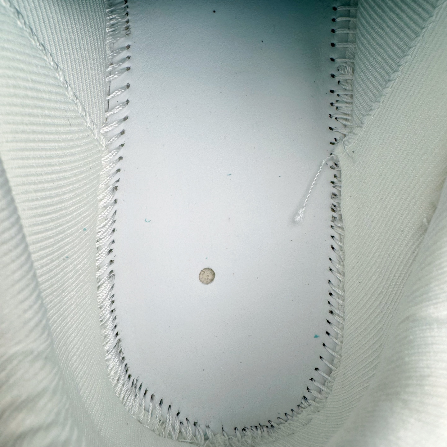 图片[11]-＃GD广顶 lululemon Cityverse 露露乐檬极简主义减震耐磨低帮生活休闲鞋 Cityverse将运动性能融入经典休闲鞋中，中底提供出色缓震，并贴合足部曲线，带来全天候的舒适感。鞋面采用两种材质拼接，且前半部分采用热熔压胶处理，无任何缝线，保留了鞋身整体性。模制泡沫的鞋垫带来上乘的脚感，在平日休闲穿着时不会磨脚，也能提供轻质软弹的效果。25年来，lululemon一直秉持“感受为先”的设计理念，并相信更好的感受带来更好的表现。此次男鞋的设计亦是如此。投入多年研究，针对男性在不同运动场景中的脚步形态设计了不同鞋履款式。同时，还进行了生物力学与形态学研究，为“他”带来更好的贴合度和感受。尺码：36 36.5 37.5 38 38.5 39 40 40.5 41 42 42.5 43 44 44.5 45-选品中心