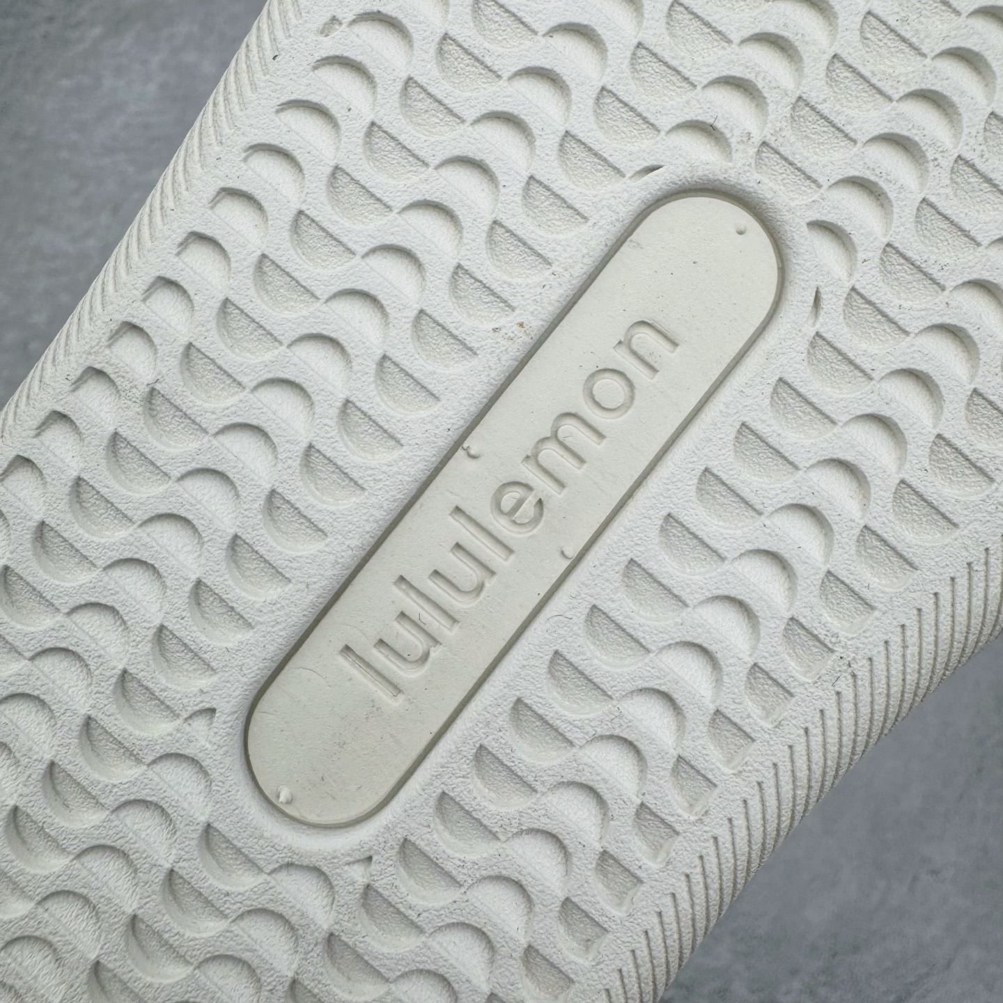 图片[19]-＃GD广顶 lululemon Cityverse 露露乐檬极简主义减震耐磨低帮生活休闲鞋 Cityverse将运动性能融入经典休闲鞋中，中底提供出色缓震，并贴合足部曲线，带来全天候的舒适感。鞋面采用两种材质拼接，且前半部分采用热熔压胶处理，无任何缝线，保留了鞋身整体性。模制泡沫的鞋垫带来上乘的脚感，在平日休闲穿着时不会磨脚，也能提供轻质软弹的效果。25年来，lululemon一直秉持“感受为先”的设计理念，并相信更好的感受带来更好的表现。此次男鞋的设计亦是如此。投入多年研究，针对男性在不同运动场景中的脚步形态设计了不同鞋履款式。同时，还进行了生物力学与形态学研究，为“他”带来更好的贴合度和感受。尺码：36 36.5 37.5 38 38.5 39 40 40.5 41 42 42.5 43 44 44.5 45-选品中心