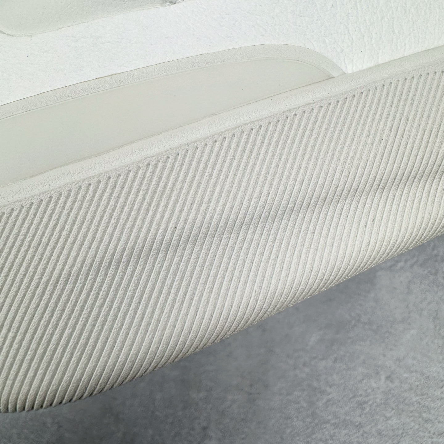 图片[18]-＃GD广顶 lululemon Cityverse 露露乐檬极简主义减震耐磨低帮生活休闲鞋 Cityverse将运动性能融入经典休闲鞋中，中底提供出色缓震，并贴合足部曲线，带来全天候的舒适感。鞋面采用两种材质拼接，且前半部分采用热熔压胶处理，无任何缝线，保留了鞋身整体性。模制泡沫的鞋垫带来上乘的脚感，在平日休闲穿着时不会磨脚，也能提供轻质软弹的效果。25年来，lululemon一直秉持“感受为先”的设计理念，并相信更好的感受带来更好的表现。此次男鞋的设计亦是如此。投入多年研究，针对男性在不同运动场景中的脚步形态设计了不同鞋履款式。同时，还进行了生物力学与形态学研究，为“他”带来更好的贴合度和感受。尺码：36 36.5 37.5 38 38.5 39 40 40.5 41 42 42.5 43 44 44.5 45-选品中心