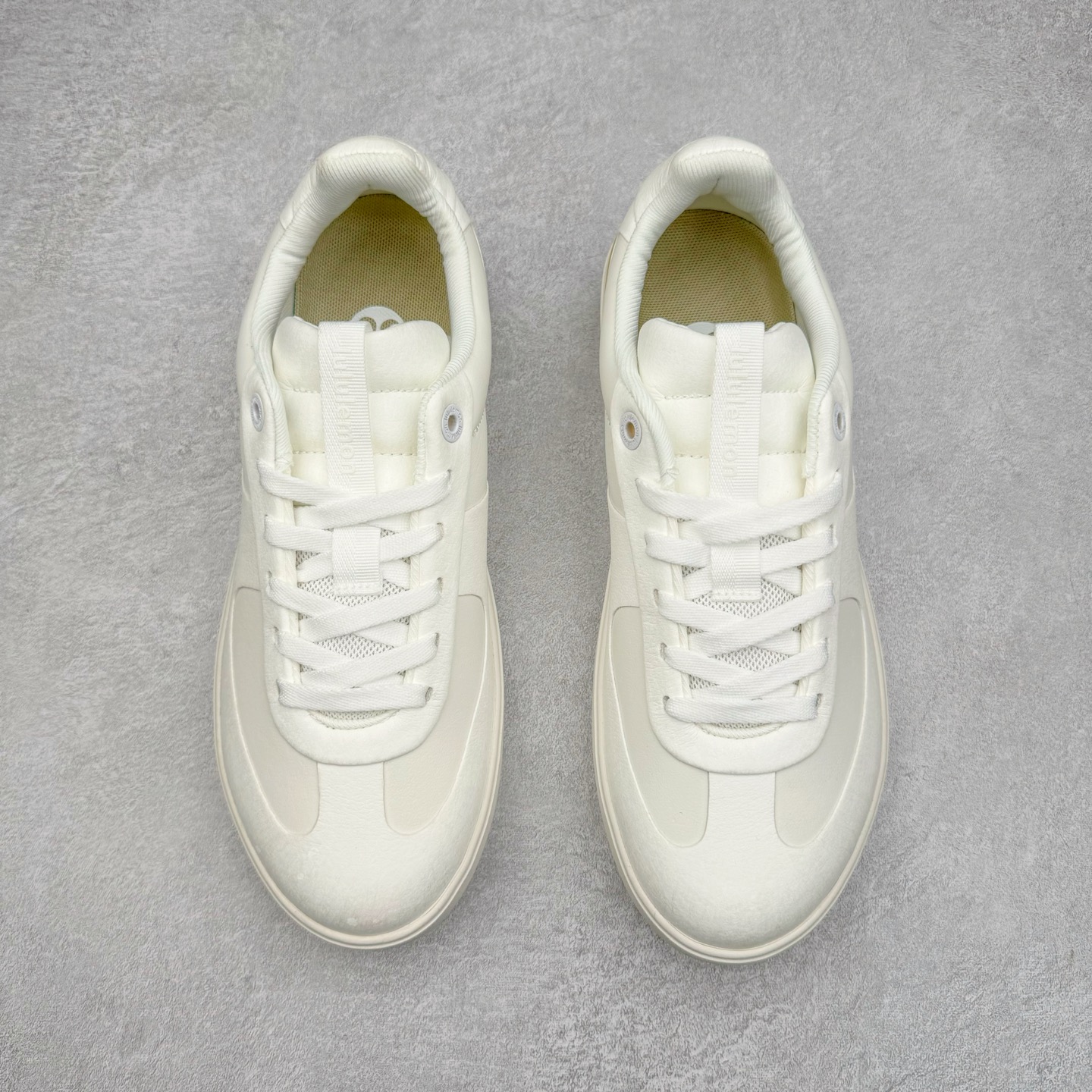 图片[2]-＃GD广顶 lululemon Cityverse 露露乐檬极简主义减震耐磨低帮生活休闲鞋 Cityverse将运动性能融入经典休闲鞋中，中底提供出色缓震，并贴合足部曲线，带来全天候的舒适感。鞋面采用两种材质拼接，且前半部分采用热熔压胶处理，无任何缝线，保留了鞋身整体性。模制泡沫的鞋垫带来上乘的脚感，在平日休闲穿着时不会磨脚，也能提供轻质软弹的效果。25年来，lululemon一直秉持“感受为先”的设计理念，并相信更好的感受带来更好的表现。此次男鞋的设计亦是如此。投入多年研究，针对男性在不同运动场景中的脚步形态设计了不同鞋履款式。同时，还进行了生物力学与形态学研究，为“他”带来更好的贴合度和感受。尺码：36 36.5 37.5 38 38.5 39 40 40.5 41 42 42.5 43 44 44.5 45-选品中心