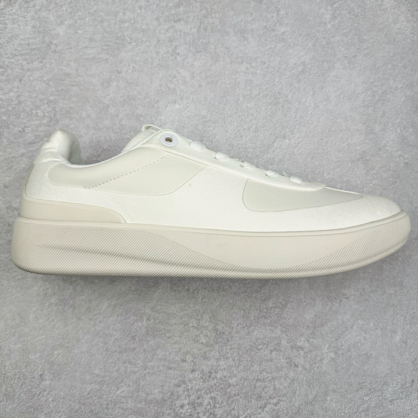 ＃GD广顶 lululemon Cityverse 露露乐檬极简主义减震耐磨低帮生活休闲鞋 Cityverse将运动性能融入经典休闲鞋中，中底提供出色缓震，并贴合足部曲线，带来全天候的舒适感。鞋面采用两种材质拼接，且前半部分采用热熔压胶处理，无任何缝线，保留了鞋身整体性。模制泡沫的鞋垫带来上乘的脚感，在平日休闲穿着时不会磨脚，也能提供轻质软弹的效果。25年来，lululemon一直秉持“感受为先”的设计理念，并相信更好的感受带来更好的表现。此次男鞋的设计亦是如此。投入多年研究，针对男性在不同运动场景中的脚步形态设计了不同鞋履款式。同时，还进行了生物力学与形态学研究，为“他”带来更好的贴合度和感受。尺码：36 36.5 37.5 38 38.5 39 40 40.5 41 42 42.5 43 44 44.5 45-选品中心