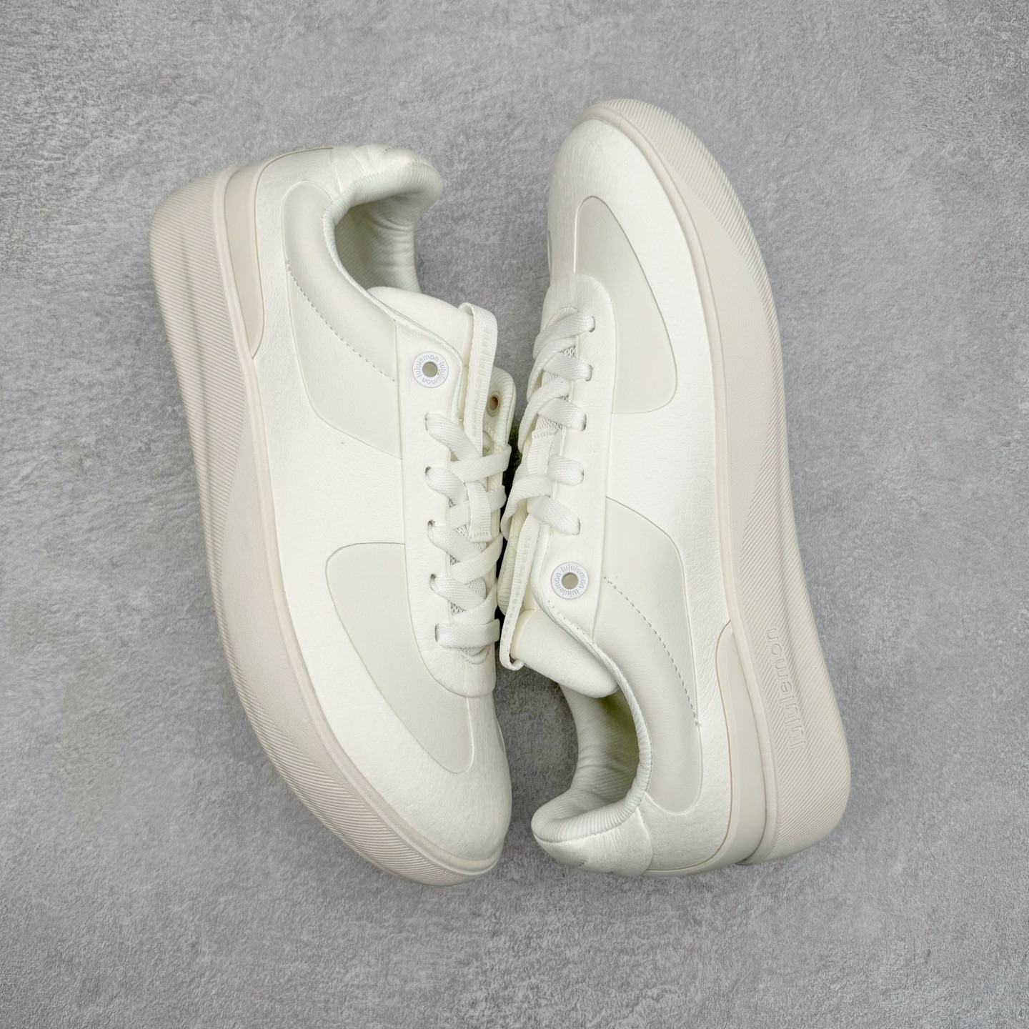 图片[3]-＃GD广顶 lululemon Cityverse 露露乐檬极简主义减震耐磨低帮生活休闲鞋 Cityverse将运动性能融入经典休闲鞋中，中底提供出色缓震，并贴合足部曲线，带来全天候的舒适感。鞋面采用两种材质拼接，且前半部分采用热熔压胶处理，无任何缝线，保留了鞋身整体性。模制泡沫的鞋垫带来上乘的脚感，在平日休闲穿着时不会磨脚，也能提供轻质软弹的效果。25年来，lululemon一直秉持“感受为先”的设计理念，并相信更好的感受带来更好的表现。此次男鞋的设计亦是如此。投入多年研究，针对男性在不同运动场景中的脚步形态设计了不同鞋履款式。同时，还进行了生物力学与形态学研究，为“他”带来更好的贴合度和感受。尺码：36 36.5 37.5 38 38.5 39 40 40.5 41 42 42.5 43 44 44.5 45-选品中心