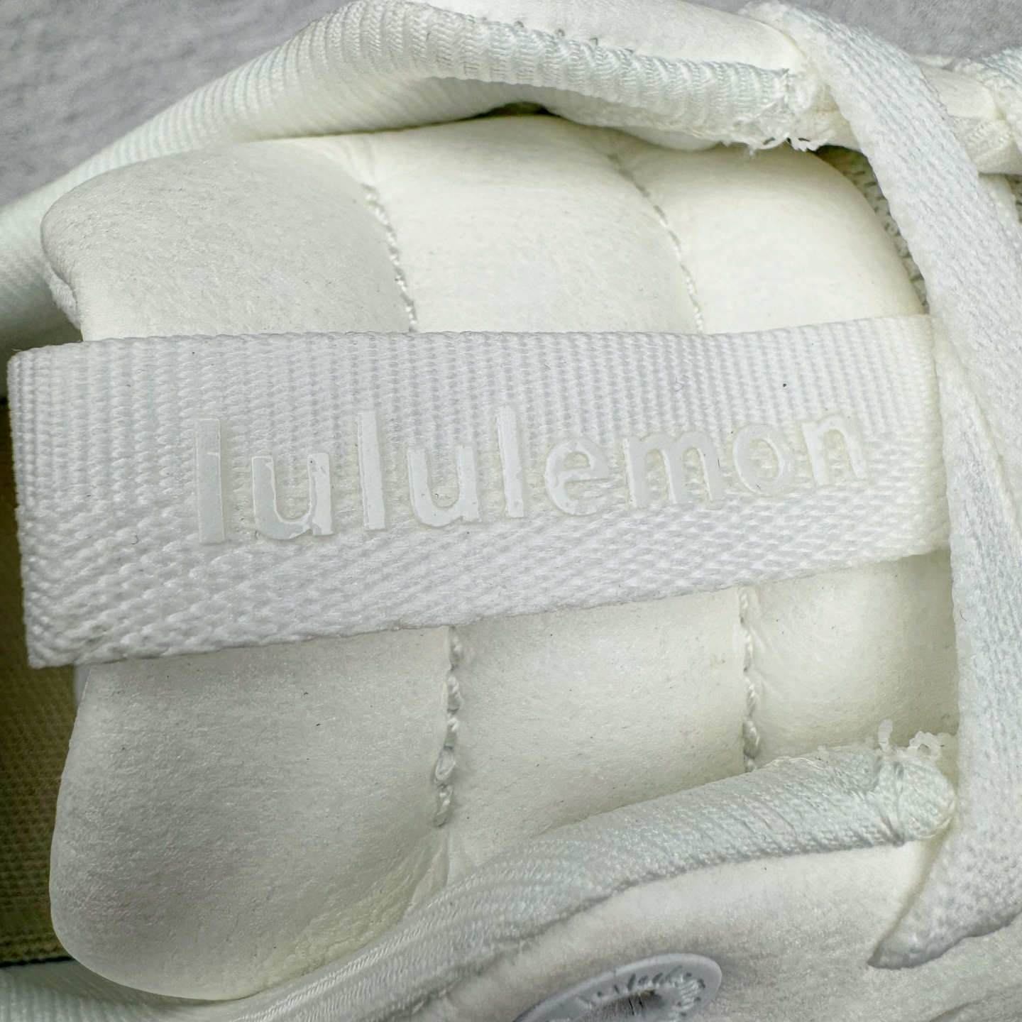 图片[15]-＃GD广顶 lululemon Cityverse 露露乐檬极简主义减震耐磨低帮生活休闲鞋 Cityverse将运动性能融入经典休闲鞋中，中底提供出色缓震，并贴合足部曲线，带来全天候的舒适感。鞋面采用两种材质拼接，且前半部分采用热熔压胶处理，无任何缝线，保留了鞋身整体性。模制泡沫的鞋垫带来上乘的脚感，在平日休闲穿着时不会磨脚，也能提供轻质软弹的效果。25年来，lululemon一直秉持“感受为先”的设计理念，并相信更好的感受带来更好的表现。此次男鞋的设计亦是如此。投入多年研究，针对男性在不同运动场景中的脚步形态设计了不同鞋履款式。同时，还进行了生物力学与形态学研究，为“他”带来更好的贴合度和感受。尺码：36 36.5 37.5 38 38.5 39 40 40.5 41 42 42.5 43 44 44.5 45-选品中心