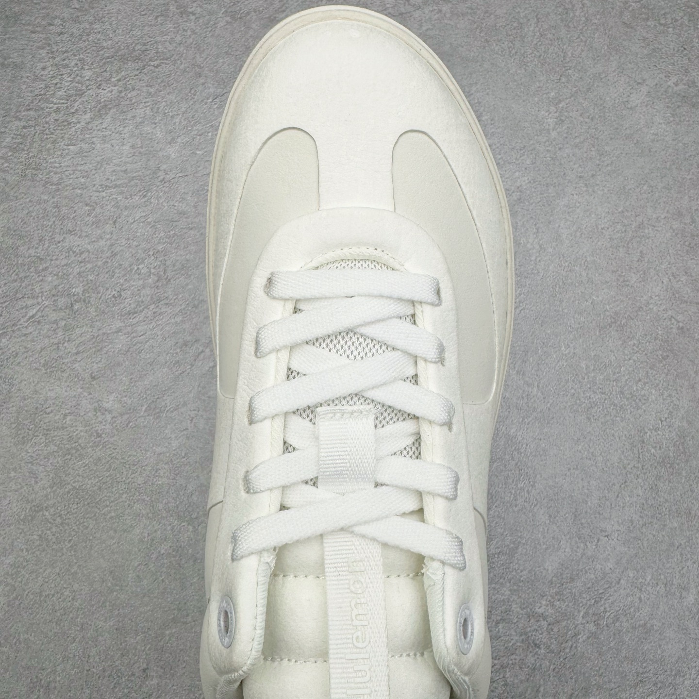 图片[4]-＃GD广顶 lululemon Cityverse 露露乐檬极简主义减震耐磨低帮生活休闲鞋 Cityverse将运动性能融入经典休闲鞋中，中底提供出色缓震，并贴合足部曲线，带来全天候的舒适感。鞋面采用两种材质拼接，且前半部分采用热熔压胶处理，无任何缝线，保留了鞋身整体性。模制泡沫的鞋垫带来上乘的脚感，在平日休闲穿着时不会磨脚，也能提供轻质软弹的效果。25年来，lululemon一直秉持“感受为先”的设计理念，并相信更好的感受带来更好的表现。此次男鞋的设计亦是如此。投入多年研究，针对男性在不同运动场景中的脚步形态设计了不同鞋履款式。同时，还进行了生物力学与形态学研究，为“他”带来更好的贴合度和感受。尺码：36 36.5 37.5 38 38.5 39 40 40.5 41 42 42.5 43 44 44.5 45-选品中心