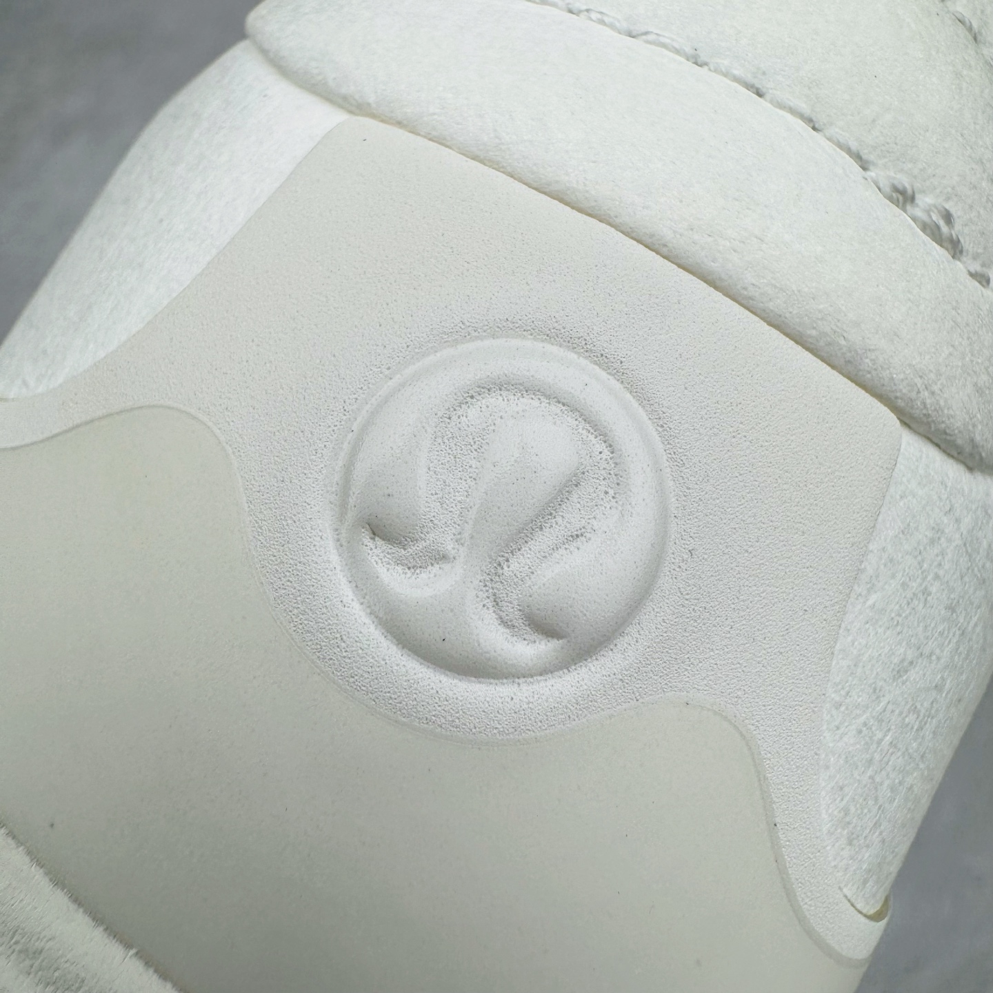 图片[14]-＃GD广顶 lululemon Cityverse 露露乐檬极简主义减震耐磨低帮生活休闲鞋 Cityverse将运动性能融入经典休闲鞋中，中底提供出色缓震，并贴合足部曲线，带来全天候的舒适感。鞋面采用两种材质拼接，且前半部分采用热熔压胶处理，无任何缝线，保留了鞋身整体性。模制泡沫的鞋垫带来上乘的脚感，在平日休闲穿着时不会磨脚，也能提供轻质软弹的效果。25年来，lululemon一直秉持“感受为先”的设计理念，并相信更好的感受带来更好的表现。此次男鞋的设计亦是如此。投入多年研究，针对男性在不同运动场景中的脚步形态设计了不同鞋履款式。同时，还进行了生物力学与形态学研究，为“他”带来更好的贴合度和感受。尺码：36 36.5 37.5 38 38.5 39 40 40.5 41 42 42.5 43 44 44.5 45-选品中心