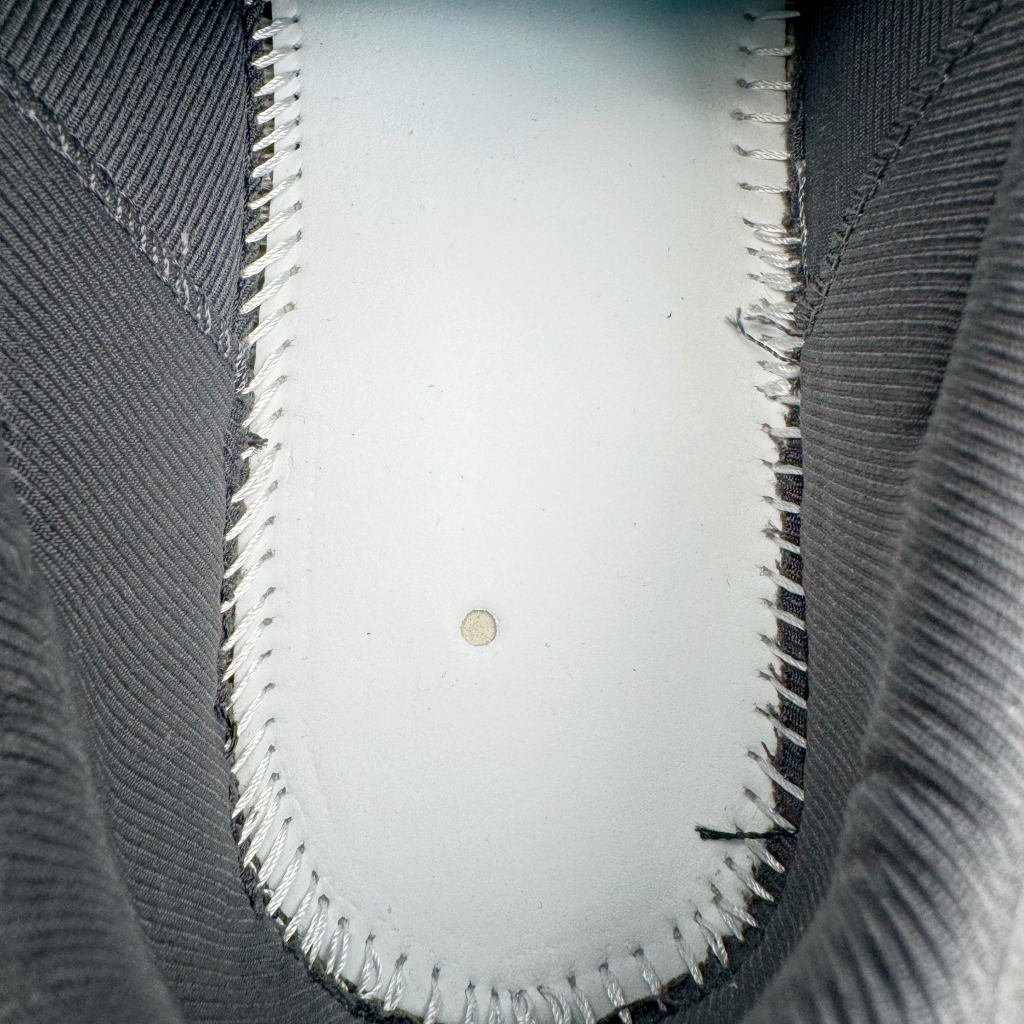 图片[10]-＃GD广顶 lululemon Cityverse 露露乐檬极简主义减震耐磨低帮生活休闲鞋 Cityverse将运动性能融入经典休闲鞋中，中底提供出色缓震，并贴合足部曲线，带来全天候的舒适感。鞋面采用两种材质拼接，且前半部分采用热熔压胶处理，无任何缝线，保留了鞋身整体性。模制泡沫的鞋垫带来上乘的脚感，在平日休闲穿着时不会磨脚，也能提供轻质软弹的效果。25年来，lululemon一直秉持“感受为先”的设计理念，并相信更好的感受带来更好的表现。此次男鞋的设计亦是如此。投入多年研究，针对男性在不同运动场景中的脚步形态设计了不同鞋履款式。同时，还进行了生物力学与形态学研究，为“他”带来更好的贴合度和感受。尺码：36 36.5 37.5 38 38.5 39 40 40.5 41 42 42.5 43 44 44.5 45-选品中心