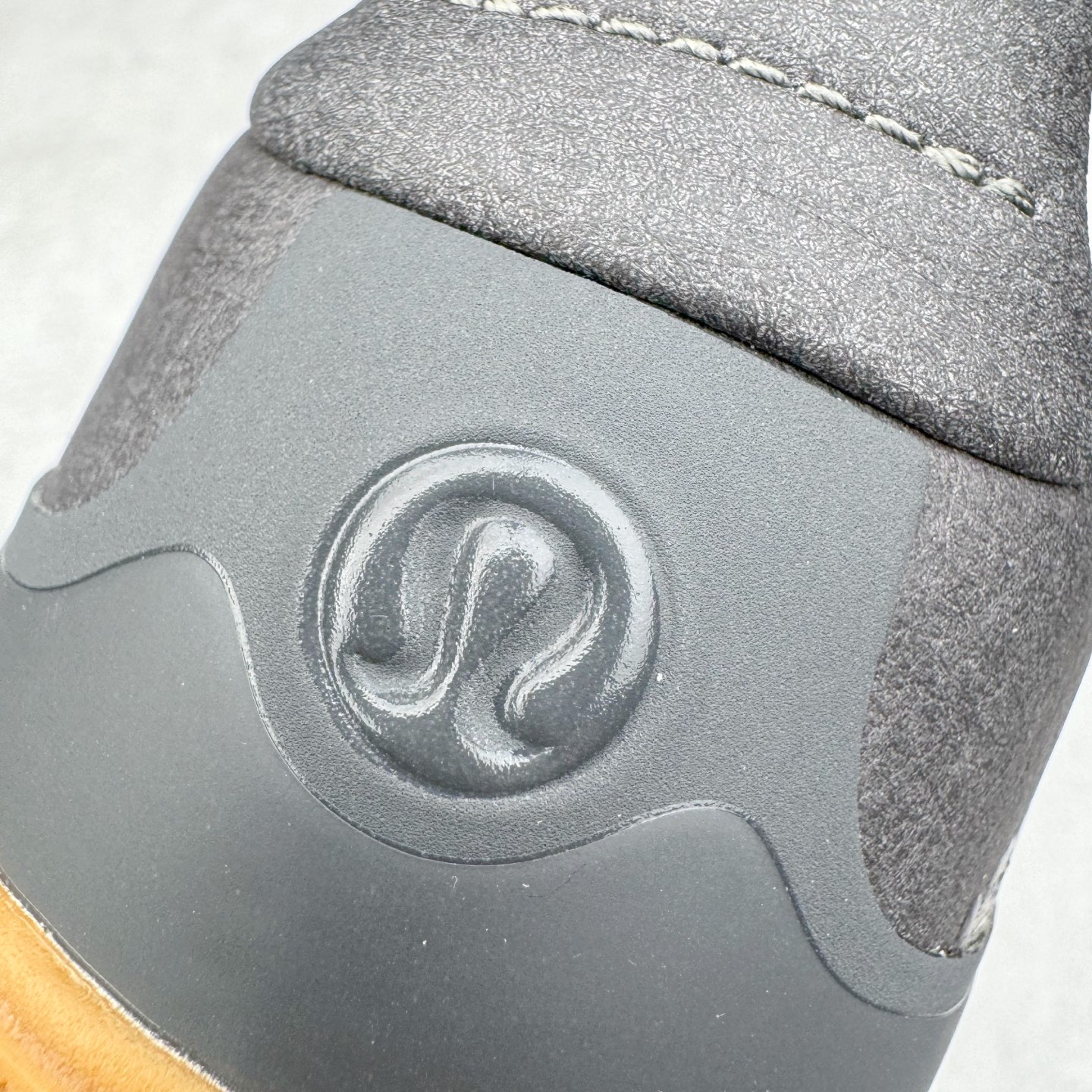 图片[13]-＃GD广顶 lululemon Cityverse 露露乐檬极简主义减震耐磨低帮生活休闲鞋 Cityverse将运动性能融入经典休闲鞋中，中底提供出色缓震，并贴合足部曲线，带来全天候的舒适感。鞋面采用两种材质拼接，且前半部分采用热熔压胶处理，无任何缝线，保留了鞋身整体性。模制泡沫的鞋垫带来上乘的脚感，在平日休闲穿着时不会磨脚，也能提供轻质软弹的效果。25年来，lululemon一直秉持“感受为先”的设计理念，并相信更好的感受带来更好的表现。此次男鞋的设计亦是如此。投入多年研究，针对男性在不同运动场景中的脚步形态设计了不同鞋履款式。同时，还进行了生物力学与形态学研究，为“他”带来更好的贴合度和感受。尺码：36 36.5 37.5 38 38.5 39 40 40.5 41 42 42.5 43 44 44.5 45-选品中心