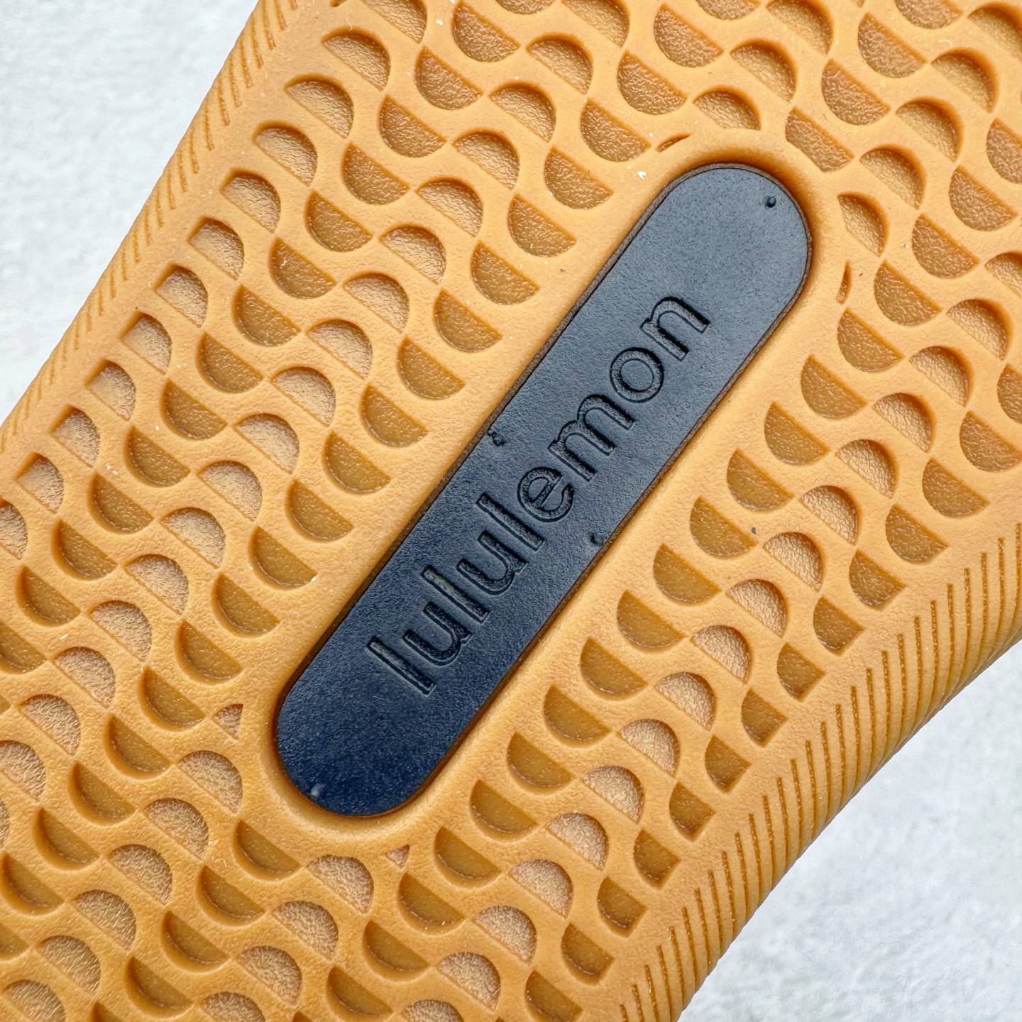 图片[19]-＃GD广顶 lululemon Cityverse 露露乐檬极简主义减震耐磨低帮生活休闲鞋 Cityverse将运动性能融入经典休闲鞋中，中底提供出色缓震，并贴合足部曲线，带来全天候的舒适感。鞋面采用两种材质拼接，且前半部分采用热熔压胶处理，无任何缝线，保留了鞋身整体性。模制泡沫的鞋垫带来上乘的脚感，在平日休闲穿着时不会磨脚，也能提供轻质软弹的效果。25年来，lululemon一直秉持“感受为先”的设计理念，并相信更好的感受带来更好的表现。此次男鞋的设计亦是如此。投入多年研究，针对男性在不同运动场景中的脚步形态设计了不同鞋履款式。同时，还进行了生物力学与形态学研究，为“他”带来更好的贴合度和感受。尺码：36 36.5 37.5 38 38.5 39 40 40.5 41 42 42.5 43 44 44.5 45-选品中心