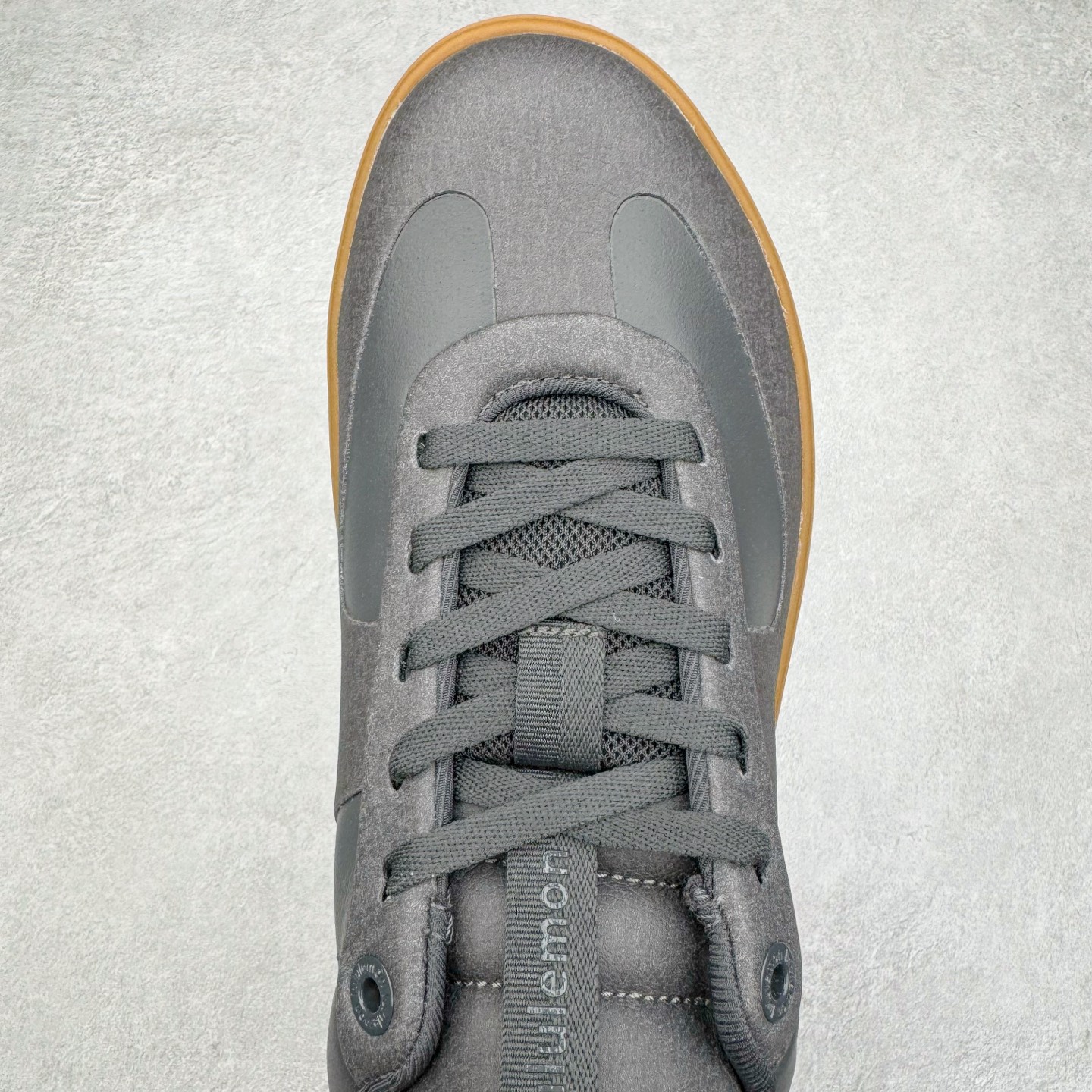 图片[4]-＃GD广顶 lululemon Cityverse 露露乐檬极简主义减震耐磨低帮生活休闲鞋 Cityverse将运动性能融入经典休闲鞋中，中底提供出色缓震，并贴合足部曲线，带来全天候的舒适感。鞋面采用两种材质拼接，且前半部分采用热熔压胶处理，无任何缝线，保留了鞋身整体性。模制泡沫的鞋垫带来上乘的脚感，在平日休闲穿着时不会磨脚，也能提供轻质软弹的效果。25年来，lululemon一直秉持“感受为先”的设计理念，并相信更好的感受带来更好的表现。此次男鞋的设计亦是如此。投入多年研究，针对男性在不同运动场景中的脚步形态设计了不同鞋履款式。同时，还进行了生物力学与形态学研究，为“他”带来更好的贴合度和感受。尺码：36 36.5 37.5 38 38.5 39 40 40.5 41 42 42.5 43 44 44.5 45-选品中心