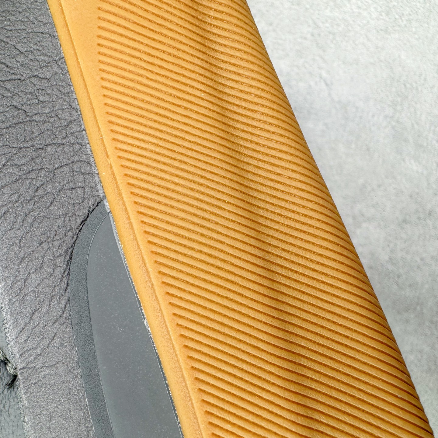 图片[18]-＃GD广顶 lululemon Cityverse 露露乐檬极简主义减震耐磨低帮生活休闲鞋 Cityverse将运动性能融入经典休闲鞋中，中底提供出色缓震，并贴合足部曲线，带来全天候的舒适感。鞋面采用两种材质拼接，且前半部分采用热熔压胶处理，无任何缝线，保留了鞋身整体性。模制泡沫的鞋垫带来上乘的脚感，在平日休闲穿着时不会磨脚，也能提供轻质软弹的效果。25年来，lululemon一直秉持“感受为先”的设计理念，并相信更好的感受带来更好的表现。此次男鞋的设计亦是如此。投入多年研究，针对男性在不同运动场景中的脚步形态设计了不同鞋履款式。同时，还进行了生物力学与形态学研究，为“他”带来更好的贴合度和感受。尺码：36 36.5 37.5 38 38.5 39 40 40.5 41 42 42.5 43 44 44.5 45-选品中心