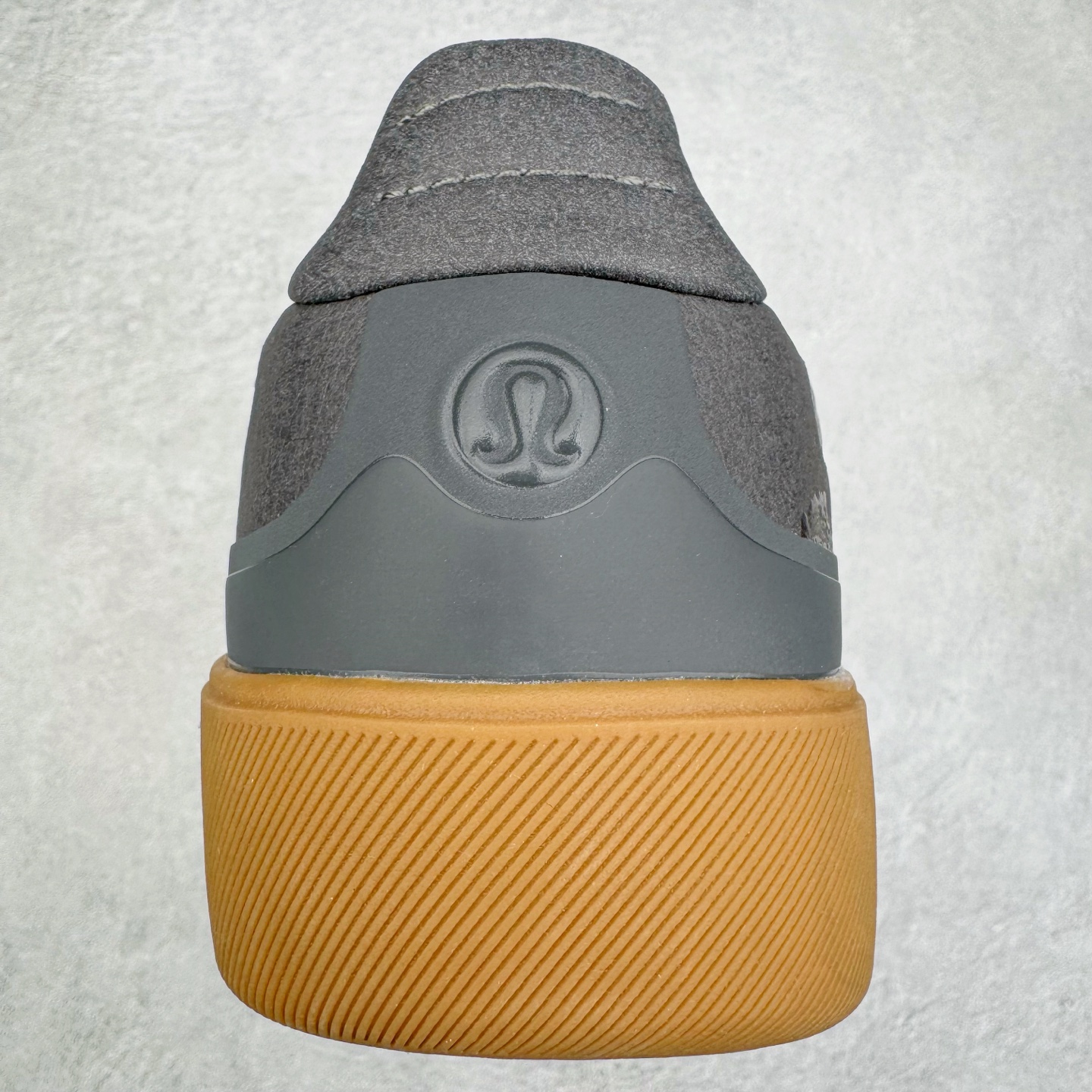 图片[8]-＃GD广顶 lululemon Cityverse 露露乐檬极简主义减震耐磨低帮生活休闲鞋 Cityverse将运动性能融入经典休闲鞋中，中底提供出色缓震，并贴合足部曲线，带来全天候的舒适感。鞋面采用两种材质拼接，且前半部分采用热熔压胶处理，无任何缝线，保留了鞋身整体性。模制泡沫的鞋垫带来上乘的脚感，在平日休闲穿着时不会磨脚，也能提供轻质软弹的效果。25年来，lululemon一直秉持“感受为先”的设计理念，并相信更好的感受带来更好的表现。此次男鞋的设计亦是如此。投入多年研究，针对男性在不同运动场景中的脚步形态设计了不同鞋履款式。同时，还进行了生物力学与形态学研究，为“他”带来更好的贴合度和感受。尺码：36 36.5 37.5 38 38.5 39 40 40.5 41 42 42.5 43 44 44.5 45-选品中心