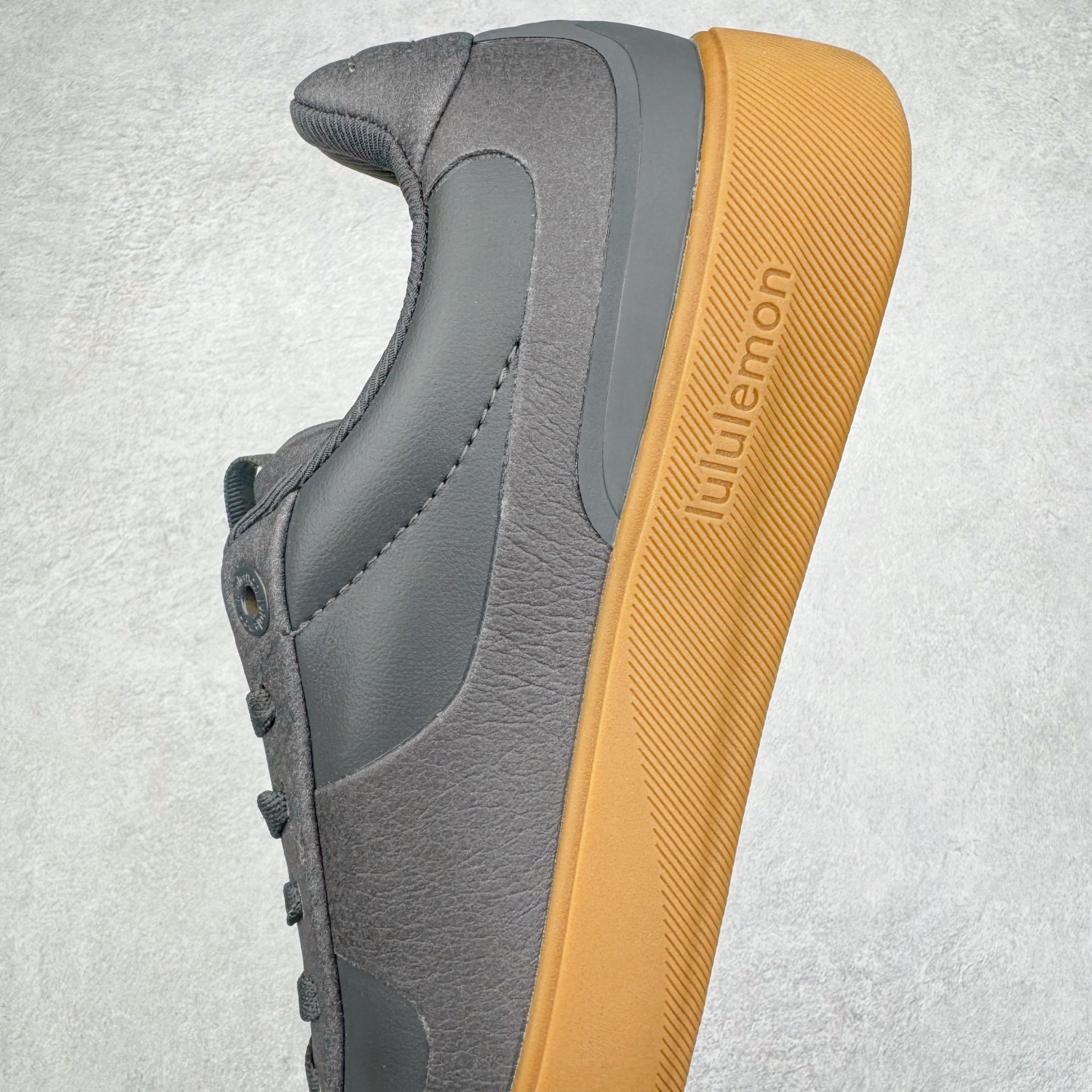 图片[7]-＃GD广顶 lululemon Cityverse 露露乐檬极简主义减震耐磨低帮生活休闲鞋 Cityverse将运动性能融入经典休闲鞋中，中底提供出色缓震，并贴合足部曲线，带来全天候的舒适感。鞋面采用两种材质拼接，且前半部分采用热熔压胶处理，无任何缝线，保留了鞋身整体性。模制泡沫的鞋垫带来上乘的脚感，在平日休闲穿着时不会磨脚，也能提供轻质软弹的效果。25年来，lululemon一直秉持“感受为先”的设计理念，并相信更好的感受带来更好的表现。此次男鞋的设计亦是如此。投入多年研究，针对男性在不同运动场景中的脚步形态设计了不同鞋履款式。同时，还进行了生物力学与形态学研究，为“他”带来更好的贴合度和感受。尺码：36 36.5 37.5 38 38.5 39 40 40.5 41 42 42.5 43 44 44.5 45-选品中心