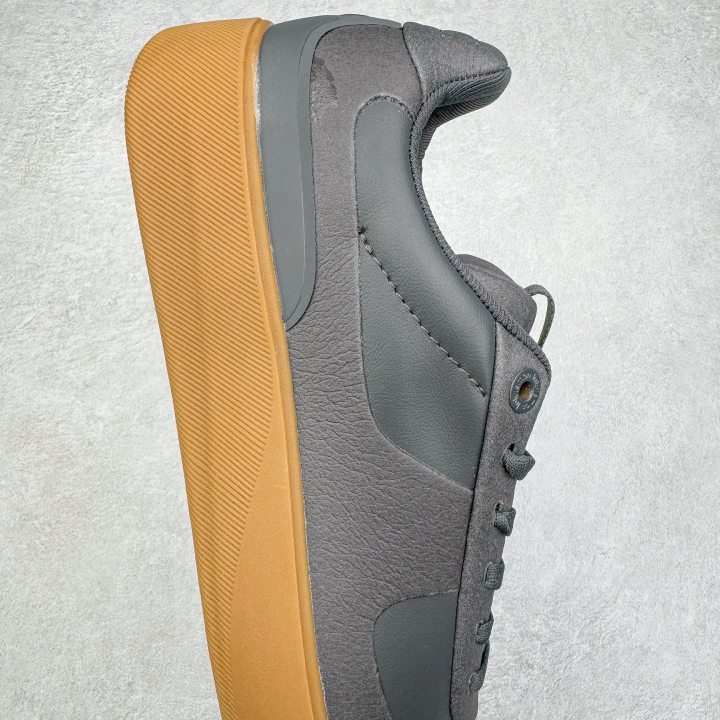 图片[6]-＃GD广顶 lululemon Cityverse 露露乐檬极简主义减震耐磨低帮生活休闲鞋 Cityverse将运动性能融入经典休闲鞋中，中底提供出色缓震，并贴合足部曲线，带来全天候的舒适感。鞋面采用两种材质拼接，且前半部分采用热熔压胶处理，无任何缝线，保留了鞋身整体性。模制泡沫的鞋垫带来上乘的脚感，在平日休闲穿着时不会磨脚，也能提供轻质软弹的效果。25年来，lululemon一直秉持“感受为先”的设计理念，并相信更好的感受带来更好的表现。此次男鞋的设计亦是如此。投入多年研究，针对男性在不同运动场景中的脚步形态设计了不同鞋履款式。同时，还进行了生物力学与形态学研究，为“他”带来更好的贴合度和感受。尺码：36 36.5 37.5 38 38.5 39 40 40.5 41 42 42.5 43 44 44.5 45-选品中心