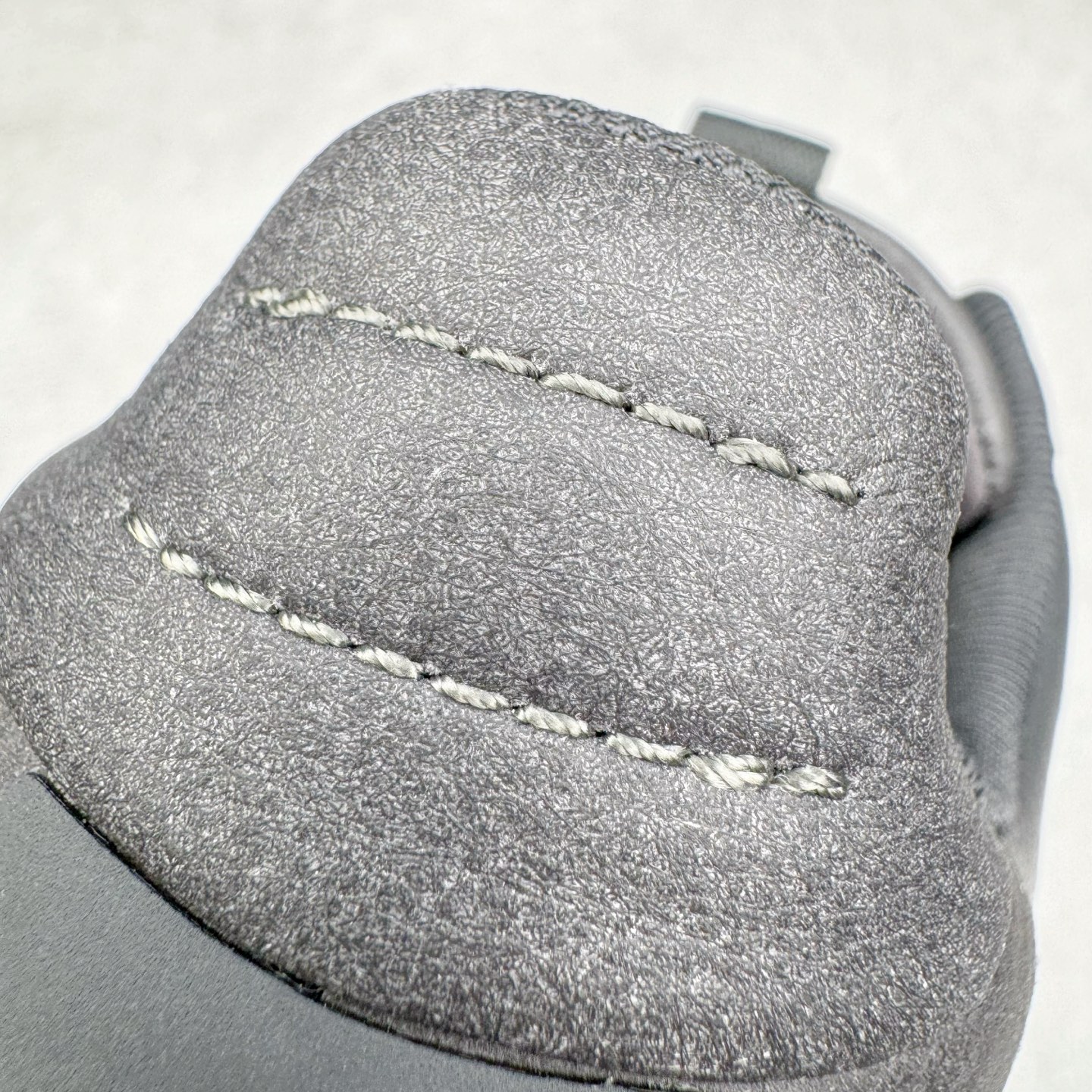 图片[12]-＃GD广顶 lululemon Cityverse 露露乐檬极简主义减震耐磨低帮生活休闲鞋 Cityverse将运动性能融入经典休闲鞋中，中底提供出色缓震，并贴合足部曲线，带来全天候的舒适感。鞋面采用两种材质拼接，且前半部分采用热熔压胶处理，无任何缝线，保留了鞋身整体性。模制泡沫的鞋垫带来上乘的脚感，在平日休闲穿着时不会磨脚，也能提供轻质软弹的效果。25年来，lululemon一直秉持“感受为先”的设计理念，并相信更好的感受带来更好的表现。此次男鞋的设计亦是如此。投入多年研究，针对男性在不同运动场景中的脚步形态设计了不同鞋履款式。同时，还进行了生物力学与形态学研究，为“他”带来更好的贴合度和感受。尺码：36 36.5 37.5 38 38.5 39 40 40.5 41 42 42.5 43 44 44.5 45-选品中心