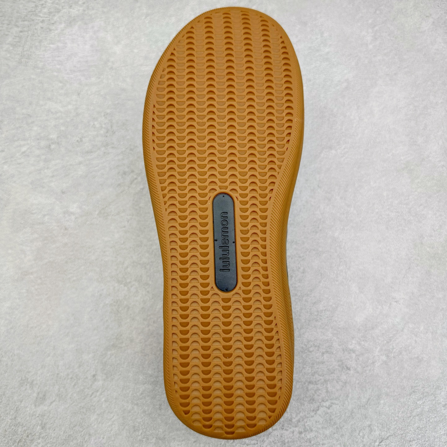 图片[9]-＃GD广顶 lululemon Cityverse 露露乐檬极简主义减震耐磨低帮生活休闲鞋 Cityverse将运动性能融入经典休闲鞋中，中底提供出色缓震，并贴合足部曲线，带来全天候的舒适感。鞋面采用两种材质拼接，且前半部分采用热熔压胶处理，无任何缝线，保留了鞋身整体性。模制泡沫的鞋垫带来上乘的脚感，在平日休闲穿着时不会磨脚，也能提供轻质软弹的效果。25年来，lululemon一直秉持“感受为先”的设计理念，并相信更好的感受带来更好的表现。此次男鞋的设计亦是如此。投入多年研究，针对男性在不同运动场景中的脚步形态设计了不同鞋履款式。同时，还进行了生物力学与形态学研究，为“他”带来更好的贴合度和感受。尺码：36 36.5 37.5 38 38.5 39 40 40.5 41 42 42.5 43 44 44.5 45-选品中心