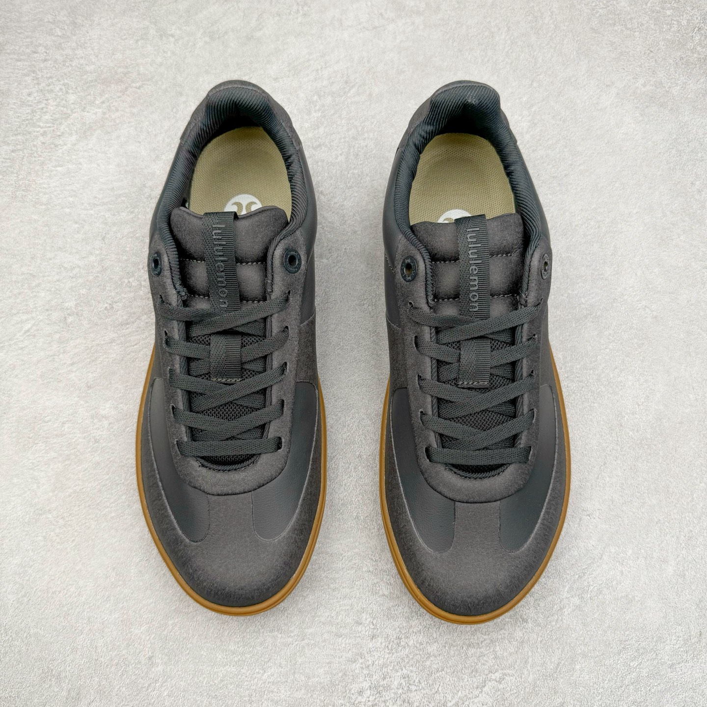 图片[2]-＃GD广顶 lululemon Cityverse 露露乐檬极简主义减震耐磨低帮生活休闲鞋 Cityverse将运动性能融入经典休闲鞋中，中底提供出色缓震，并贴合足部曲线，带来全天候的舒适感。鞋面采用两种材质拼接，且前半部分采用热熔压胶处理，无任何缝线，保留了鞋身整体性。模制泡沫的鞋垫带来上乘的脚感，在平日休闲穿着时不会磨脚，也能提供轻质软弹的效果。25年来，lululemon一直秉持“感受为先”的设计理念，并相信更好的感受带来更好的表现。此次男鞋的设计亦是如此。投入多年研究，针对男性在不同运动场景中的脚步形态设计了不同鞋履款式。同时，还进行了生物力学与形态学研究，为“他”带来更好的贴合度和感受。尺码：36 36.5 37.5 38 38.5 39 40 40.5 41 42 42.5 43 44 44.5 45-选品中心