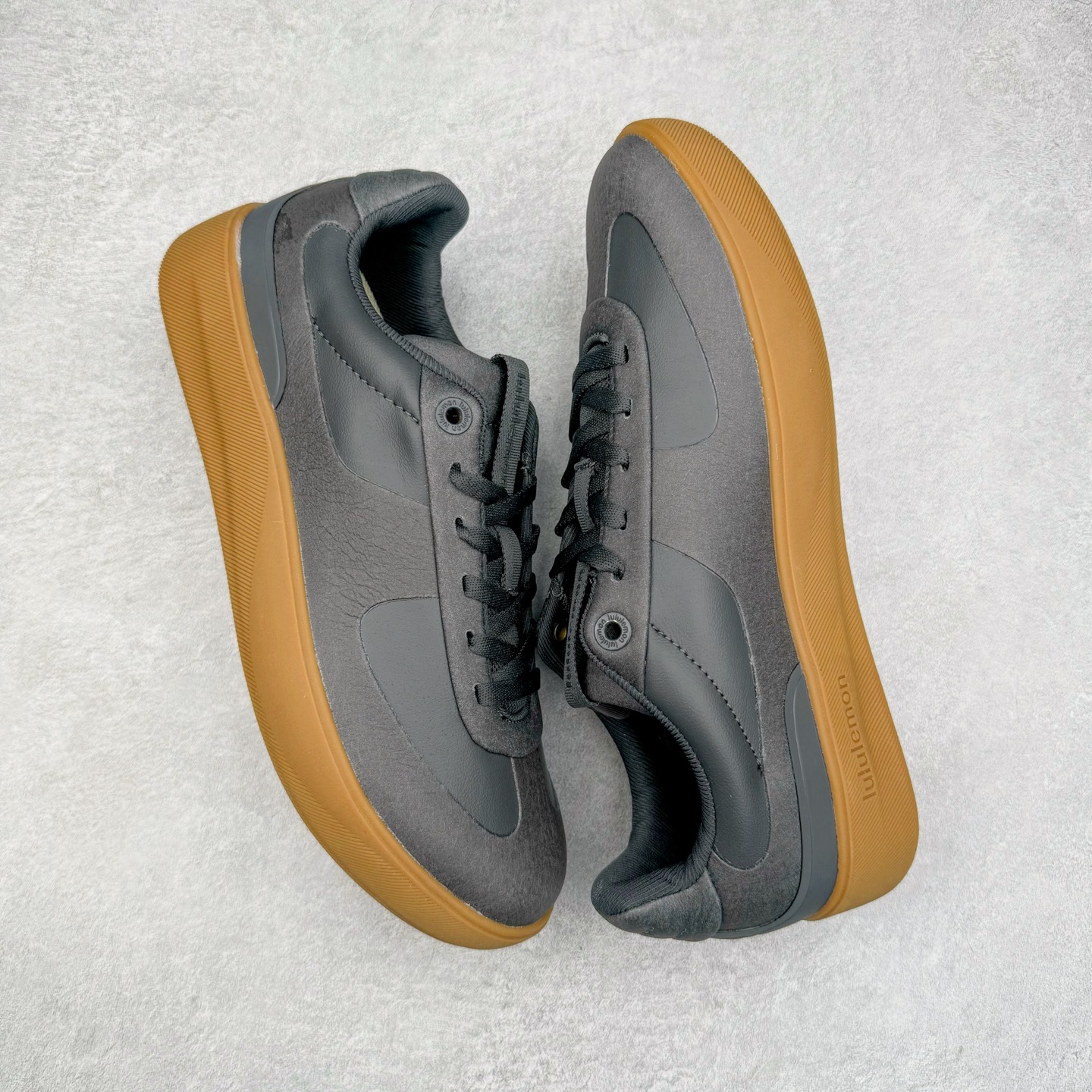 图片[3]-＃GD广顶 lululemon Cityverse 露露乐檬极简主义减震耐磨低帮生活休闲鞋 Cityverse将运动性能融入经典休闲鞋中，中底提供出色缓震，并贴合足部曲线，带来全天候的舒适感。鞋面采用两种材质拼接，且前半部分采用热熔压胶处理，无任何缝线，保留了鞋身整体性。模制泡沫的鞋垫带来上乘的脚感，在平日休闲穿着时不会磨脚，也能提供轻质软弹的效果。25年来，lululemon一直秉持“感受为先”的设计理念，并相信更好的感受带来更好的表现。此次男鞋的设计亦是如此。投入多年研究，针对男性在不同运动场景中的脚步形态设计了不同鞋履款式。同时，还进行了生物力学与形态学研究，为“他”带来更好的贴合度和感受。尺码：36 36.5 37.5 38 38.5 39 40 40.5 41 42 42.5 43 44 44.5 45-选品中心