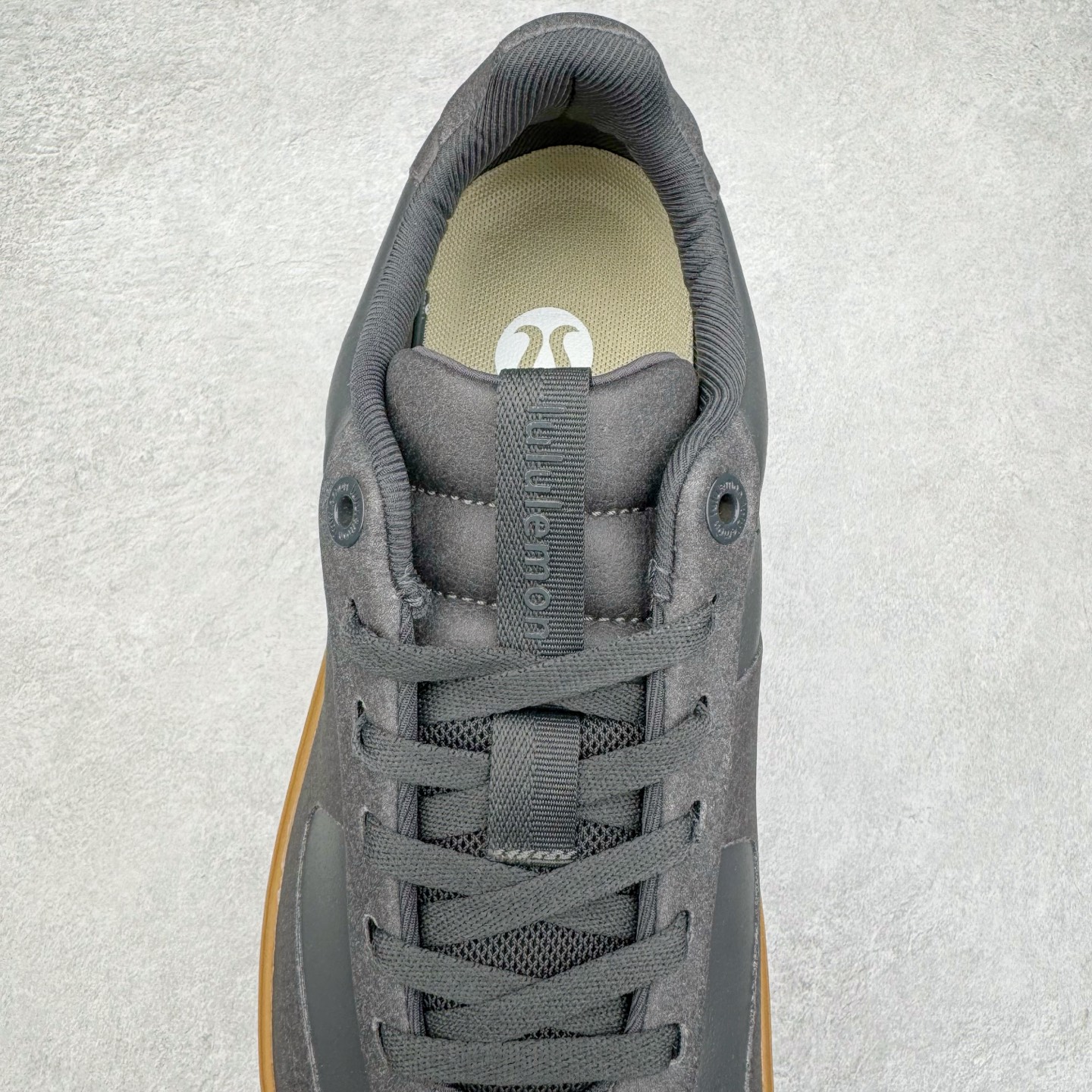 图片[5]-＃GD广顶 lululemon Cityverse 露露乐檬极简主义减震耐磨低帮生活休闲鞋 Cityverse将运动性能融入经典休闲鞋中，中底提供出色缓震，并贴合足部曲线，带来全天候的舒适感。鞋面采用两种材质拼接，且前半部分采用热熔压胶处理，无任何缝线，保留了鞋身整体性。模制泡沫的鞋垫带来上乘的脚感，在平日休闲穿着时不会磨脚，也能提供轻质软弹的效果。25年来，lululemon一直秉持“感受为先”的设计理念，并相信更好的感受带来更好的表现。此次男鞋的设计亦是如此。投入多年研究，针对男性在不同运动场景中的脚步形态设计了不同鞋履款式。同时，还进行了生物力学与形态学研究，为“他”带来更好的贴合度和感受。尺码：36 36.5 37.5 38 38.5 39 40 40.5 41 42 42.5 43 44 44.5 45-选品中心