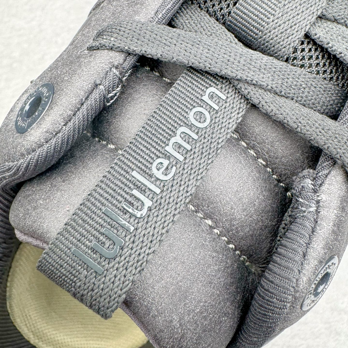 图片[14]-＃GD广顶 lululemon Cityverse 露露乐檬极简主义减震耐磨低帮生活休闲鞋 Cityverse将运动性能融入经典休闲鞋中，中底提供出色缓震，并贴合足部曲线，带来全天候的舒适感。鞋面采用两种材质拼接，且前半部分采用热熔压胶处理，无任何缝线，保留了鞋身整体性。模制泡沫的鞋垫带来上乘的脚感，在平日休闲穿着时不会磨脚，也能提供轻质软弹的效果。25年来，lululemon一直秉持“感受为先”的设计理念，并相信更好的感受带来更好的表现。此次男鞋的设计亦是如此。投入多年研究，针对男性在不同运动场景中的脚步形态设计了不同鞋履款式。同时，还进行了生物力学与形态学研究，为“他”带来更好的贴合度和感受。尺码：36 36.5 37.5 38 38.5 39 40 40.5 41 42 42.5 43 44 44.5 45-选品中心