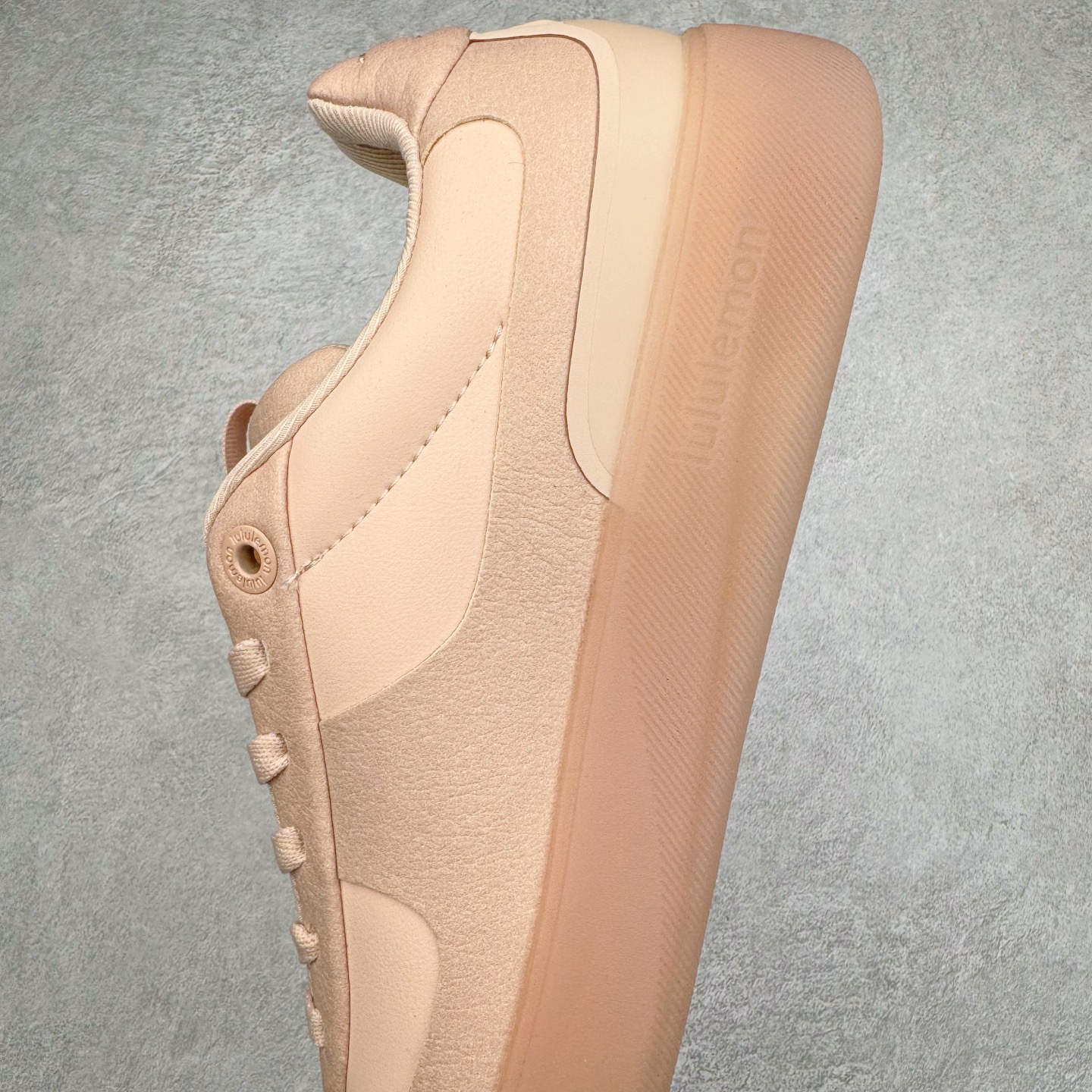 图片[7]-＃GD广顶 lululemon Cityverse 露露乐檬极简主义减震耐磨低帮生活休闲鞋 Cityverse将运动性能融入经典休闲鞋中，中底提供出色缓震，并贴合足部曲线，带来全天候的舒适感。鞋面采用两种材质拼接，且前半部分采用热熔压胶处理，无任何缝线，保留了鞋身整体性。模制泡沫的鞋垫带来上乘的脚感，在平日休闲穿着时不会磨脚，也能提供轻质软弹的效果。25年来，lululemon一直秉持“感受为先”的设计理念，并相信更好的感受带来更好的表现。此次男鞋的设计亦是如此。投入多年研究，针对男性在不同运动场景中的脚步形态设计了不同鞋履款式。同时，还进行了生物力学与形态学研究，为“他”带来更好的贴合度和感受。尺码：36 36.5 37.5 38 38.5 39 40 40.5 41 42 42.5 43 44 44.5 45-选品中心