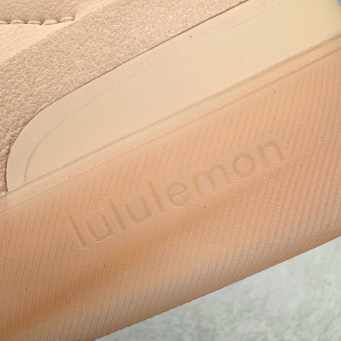 图片[12]-＃GD广顶 lululemon Cityverse 露露乐檬极简主义减震耐磨低帮生活休闲鞋 Cityverse将运动性能融入经典休闲鞋中，中底提供出色缓震，并贴合足部曲线，带来全天候的舒适感。鞋面采用两种材质拼接，且前半部分采用热熔压胶处理，无任何缝线，保留了鞋身整体性。模制泡沫的鞋垫带来上乘的脚感，在平日休闲穿着时不会磨脚，也能提供轻质软弹的效果。25年来，lululemon一直秉持“感受为先”的设计理念，并相信更好的感受带来更好的表现。此次男鞋的设计亦是如此。投入多年研究，针对男性在不同运动场景中的脚步形态设计了不同鞋履款式。同时，还进行了生物力学与形态学研究，为“他”带来更好的贴合度和感受。尺码：36 36.5 37.5 38 38.5 39 40 40.5 41 42 42.5 43 44 44.5 45-选品中心