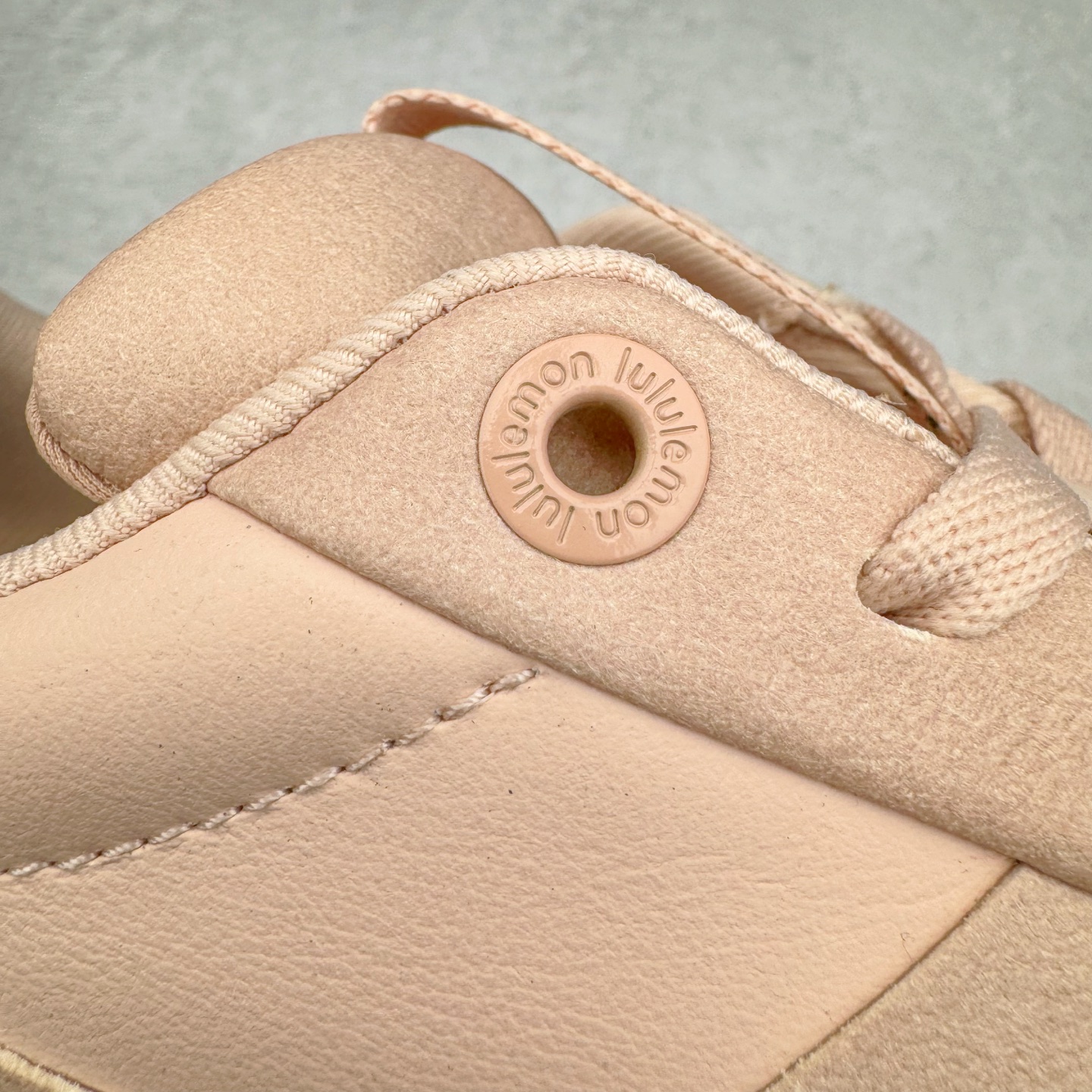 图片[16]-＃GD广顶 lululemon Cityverse 露露乐檬极简主义减震耐磨低帮生活休闲鞋 Cityverse将运动性能融入经典休闲鞋中，中底提供出色缓震，并贴合足部曲线，带来全天候的舒适感。鞋面采用两种材质拼接，且前半部分采用热熔压胶处理，无任何缝线，保留了鞋身整体性。模制泡沫的鞋垫带来上乘的脚感，在平日休闲穿着时不会磨脚，也能提供轻质软弹的效果。25年来，lululemon一直秉持“感受为先”的设计理念，并相信更好的感受带来更好的表现。此次男鞋的设计亦是如此。投入多年研究，针对男性在不同运动场景中的脚步形态设计了不同鞋履款式。同时，还进行了生物力学与形态学研究，为“他”带来更好的贴合度和感受。尺码：36 36.5 37.5 38 38.5 39 40 40.5 41 42 42.5 43 44 44.5 45-选品中心