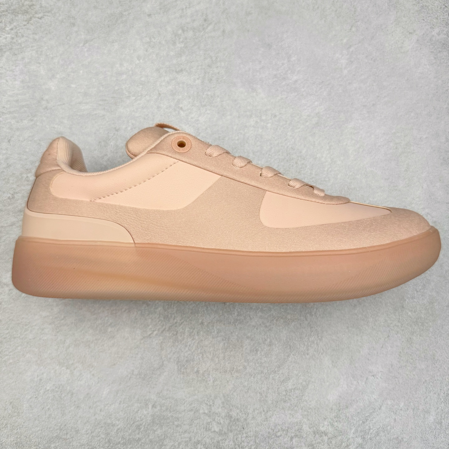 ＃GD广顶 lululemon Cityverse 露露乐檬极简主义减震耐磨低帮生活休闲鞋 Cityverse将运动性能融入经典休闲鞋中，中底提供出色缓震，并贴合足部曲线，带来全天候的舒适感。鞋面采用两种材质拼接，且前半部分采用热熔压胶处理，无任何缝线，保留了鞋身整体性。模制泡沫的鞋垫带来上乘的脚感，在平日休闲穿着时不会磨脚，也能提供轻质软弹的效果。25年来，lululemon一直秉持“感受为先”的设计理念，并相信更好的感受带来更好的表现。此次男鞋的设计亦是如此。投入多年研究，针对男性在不同运动场景中的脚步形态设计了不同鞋履款式。同时，还进行了生物力学与形态学研究，为“他”带来更好的贴合度和感受。尺码：36 36.5 37.5 38 38.5 39 40 40.5 41 42 42.5 43 44 44.5 45-选品中心