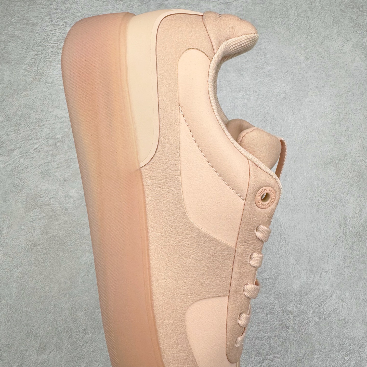 图片[6]-＃GD广顶 lululemon Cityverse 露露乐檬极简主义减震耐磨低帮生活休闲鞋 Cityverse将运动性能融入经典休闲鞋中，中底提供出色缓震，并贴合足部曲线，带来全天候的舒适感。鞋面采用两种材质拼接，且前半部分采用热熔压胶处理，无任何缝线，保留了鞋身整体性。模制泡沫的鞋垫带来上乘的脚感，在平日休闲穿着时不会磨脚，也能提供轻质软弹的效果。25年来，lululemon一直秉持“感受为先”的设计理念，并相信更好的感受带来更好的表现。此次男鞋的设计亦是如此。投入多年研究，针对男性在不同运动场景中的脚步形态设计了不同鞋履款式。同时，还进行了生物力学与形态学研究，为“他”带来更好的贴合度和感受。尺码：36 36.5 37.5 38 38.5 39 40 40.5 41 42 42.5 43 44 44.5 45-选品中心