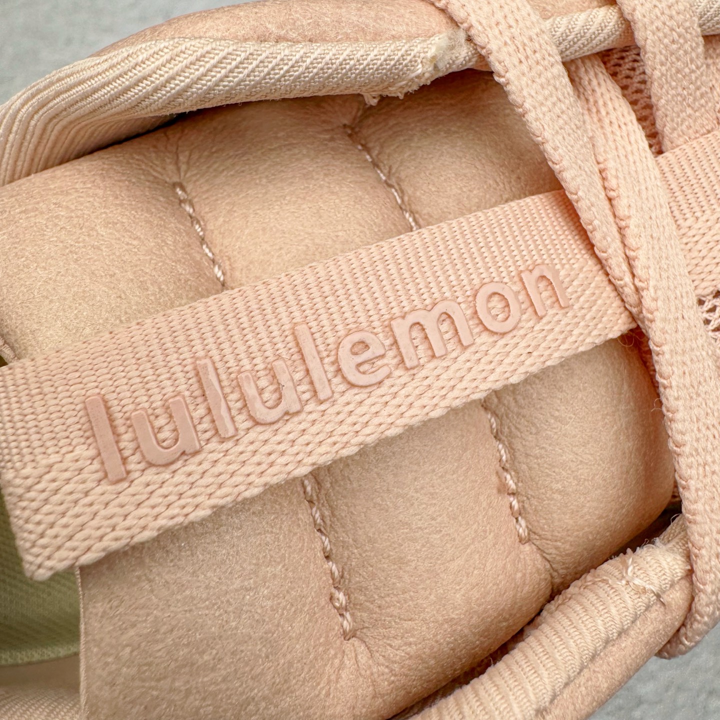 图片[13]-＃GD广顶 lululemon Cityverse 露露乐檬极简主义减震耐磨低帮生活休闲鞋 Cityverse将运动性能融入经典休闲鞋中，中底提供出色缓震，并贴合足部曲线，带来全天候的舒适感。鞋面采用两种材质拼接，且前半部分采用热熔压胶处理，无任何缝线，保留了鞋身整体性。模制泡沫的鞋垫带来上乘的脚感，在平日休闲穿着时不会磨脚，也能提供轻质软弹的效果。25年来，lululemon一直秉持“感受为先”的设计理念，并相信更好的感受带来更好的表现。此次男鞋的设计亦是如此。投入多年研究，针对男性在不同运动场景中的脚步形态设计了不同鞋履款式。同时，还进行了生物力学与形态学研究，为“他”带来更好的贴合度和感受。尺码：36 36.5 37.5 38 38.5 39 40 40.5 41 42 42.5 43 44 44.5 45-选品中心